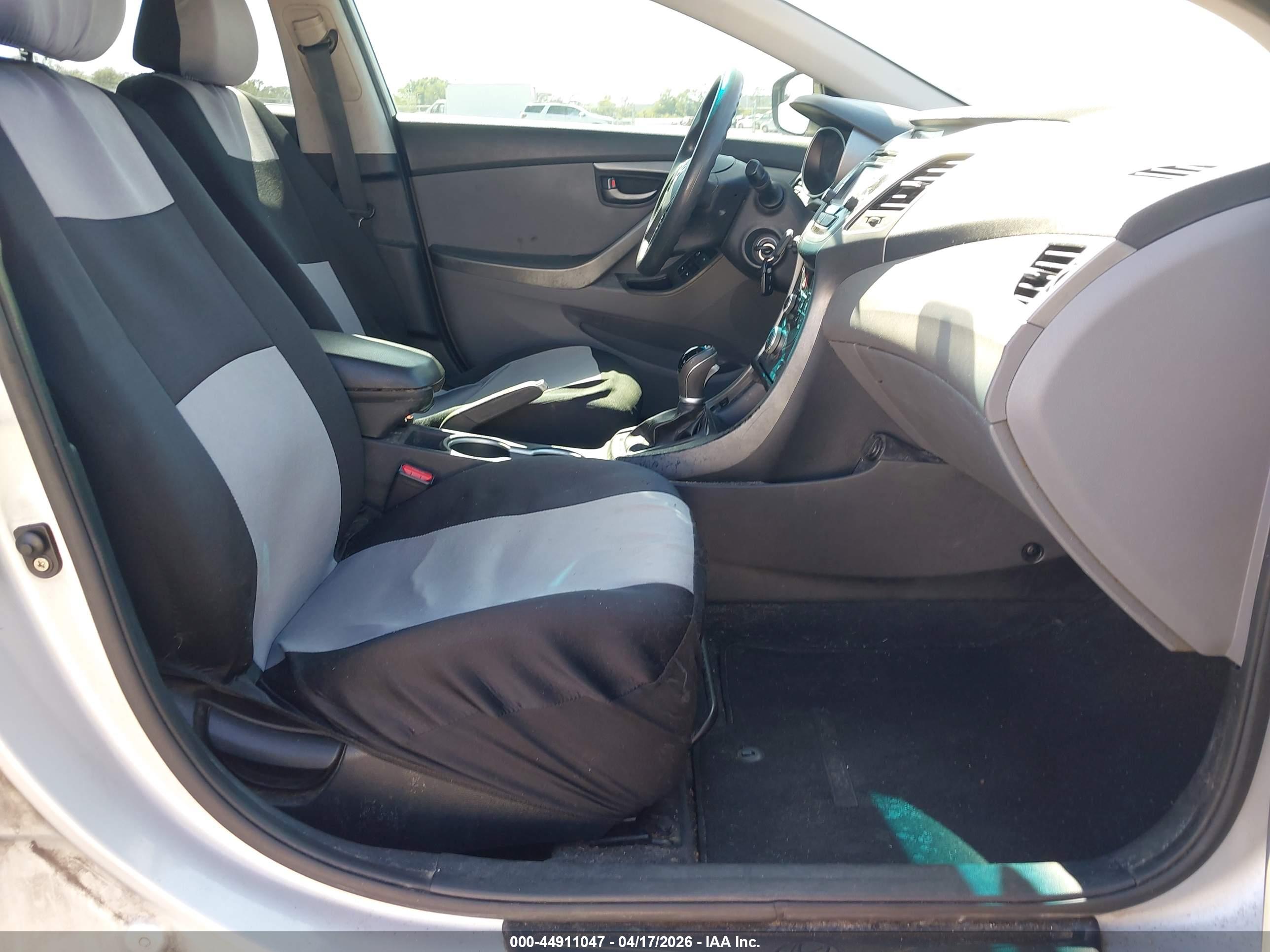 HYUNDAI ELANTRA image 5