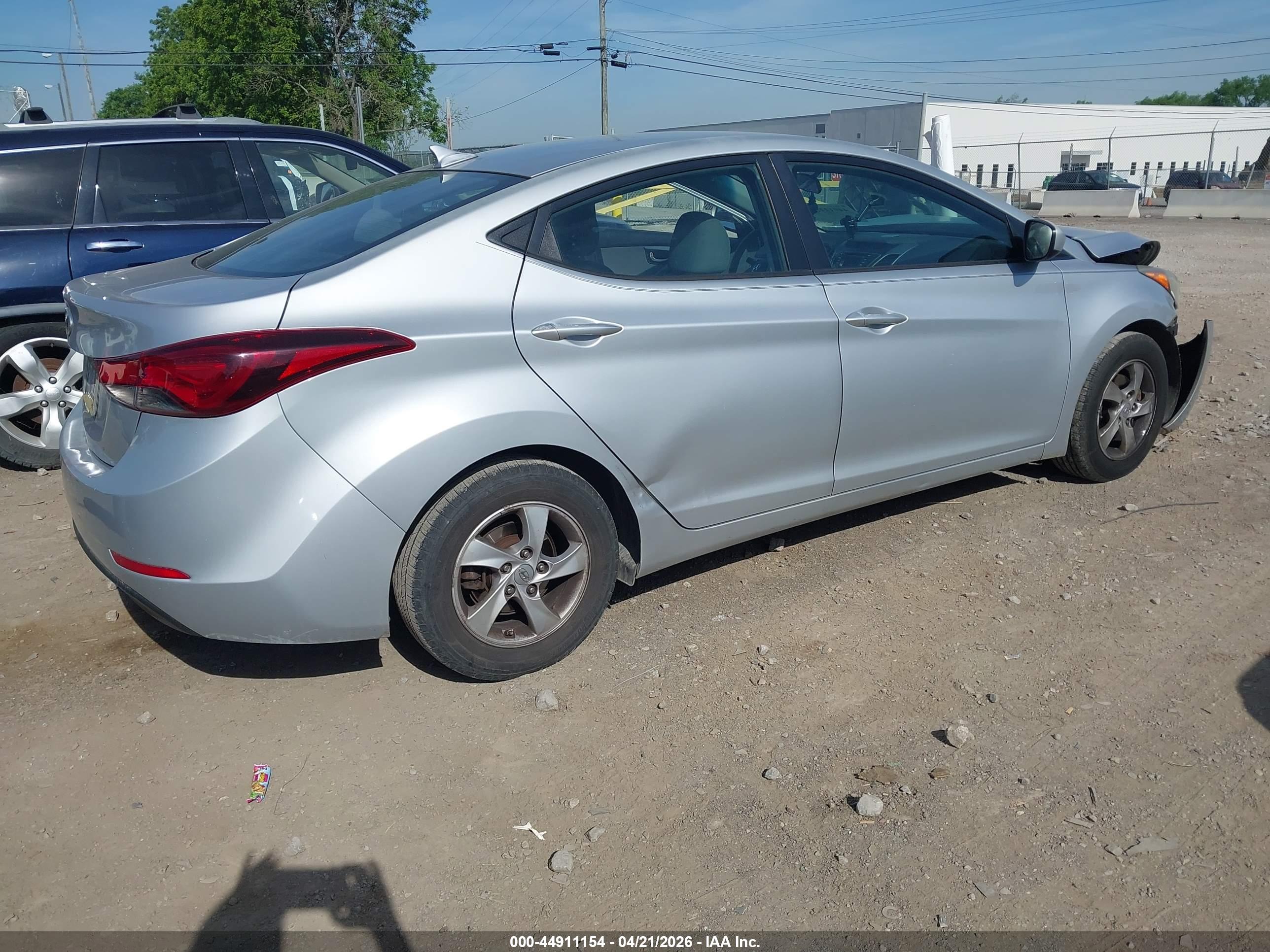 HYUNDAI ELANTRA image 4