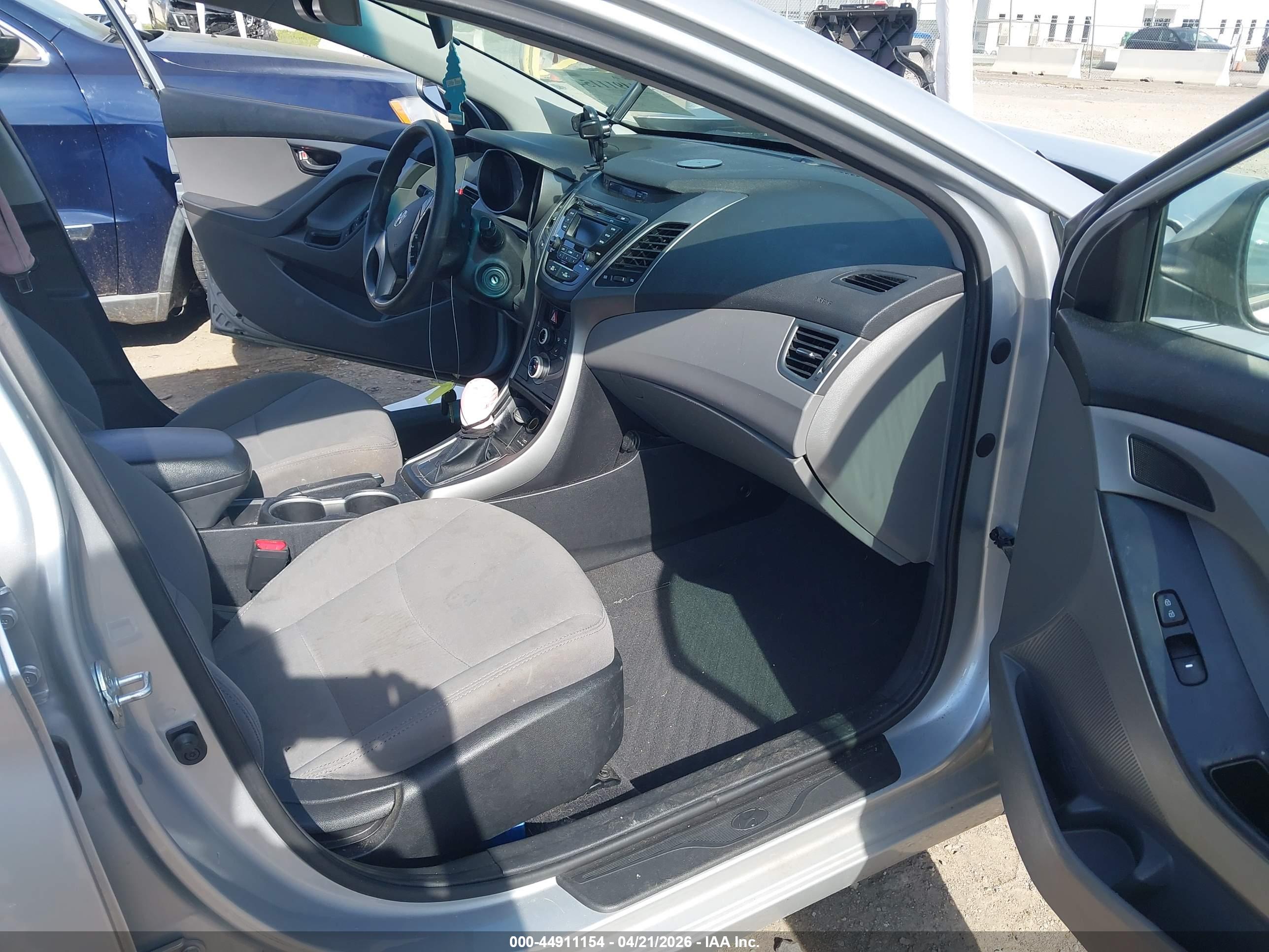HYUNDAI ELANTRA image 5