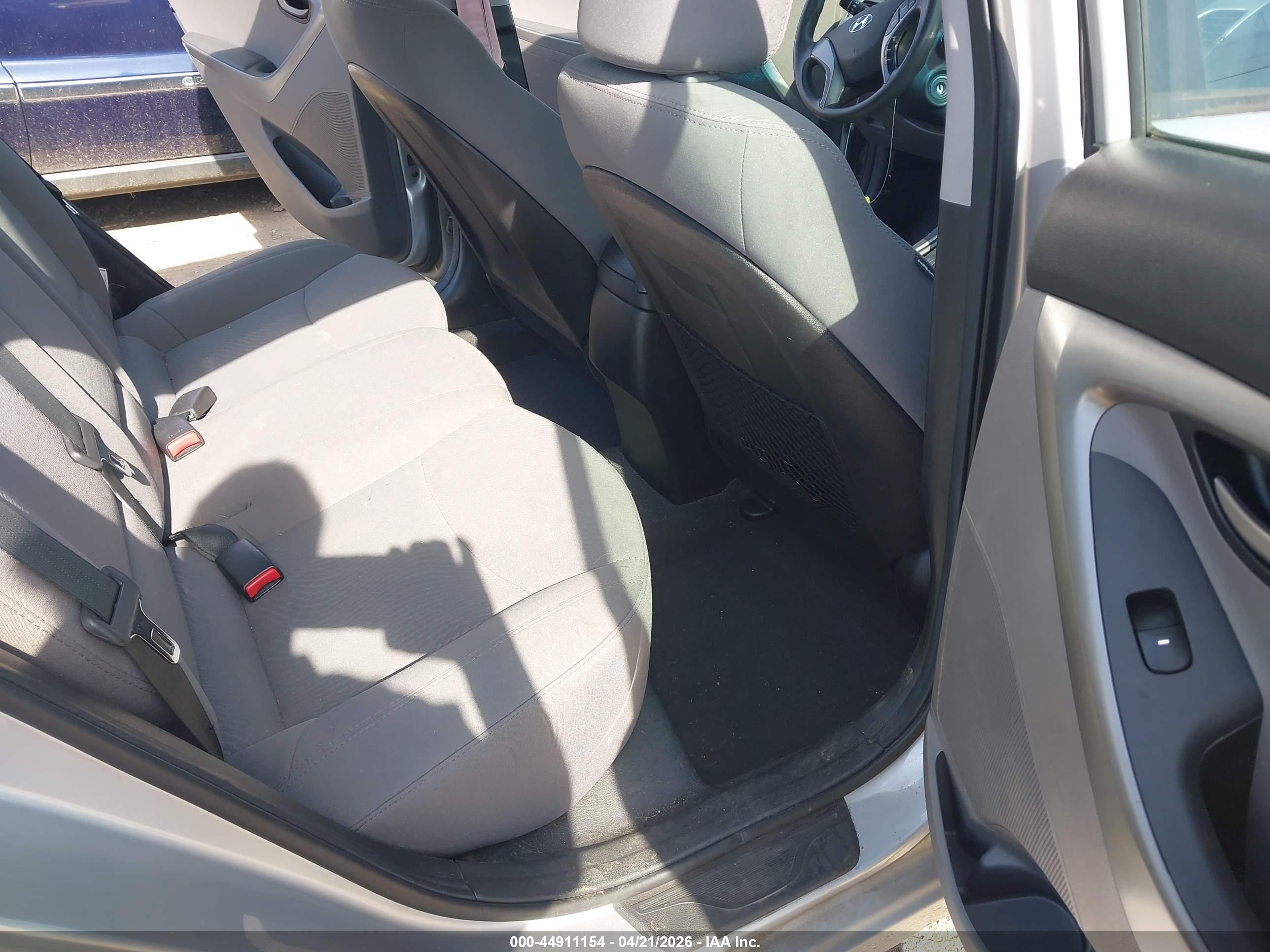 HYUNDAI ELANTRA image 8
