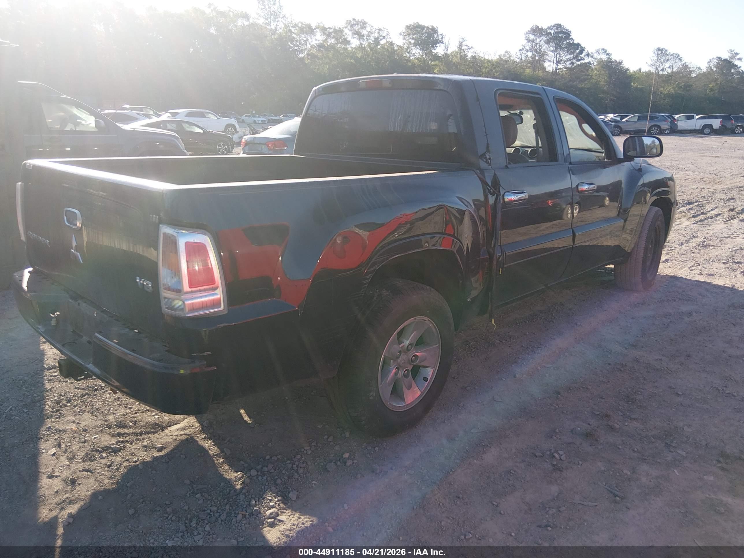 MITSUBISHI RAIDER image 4