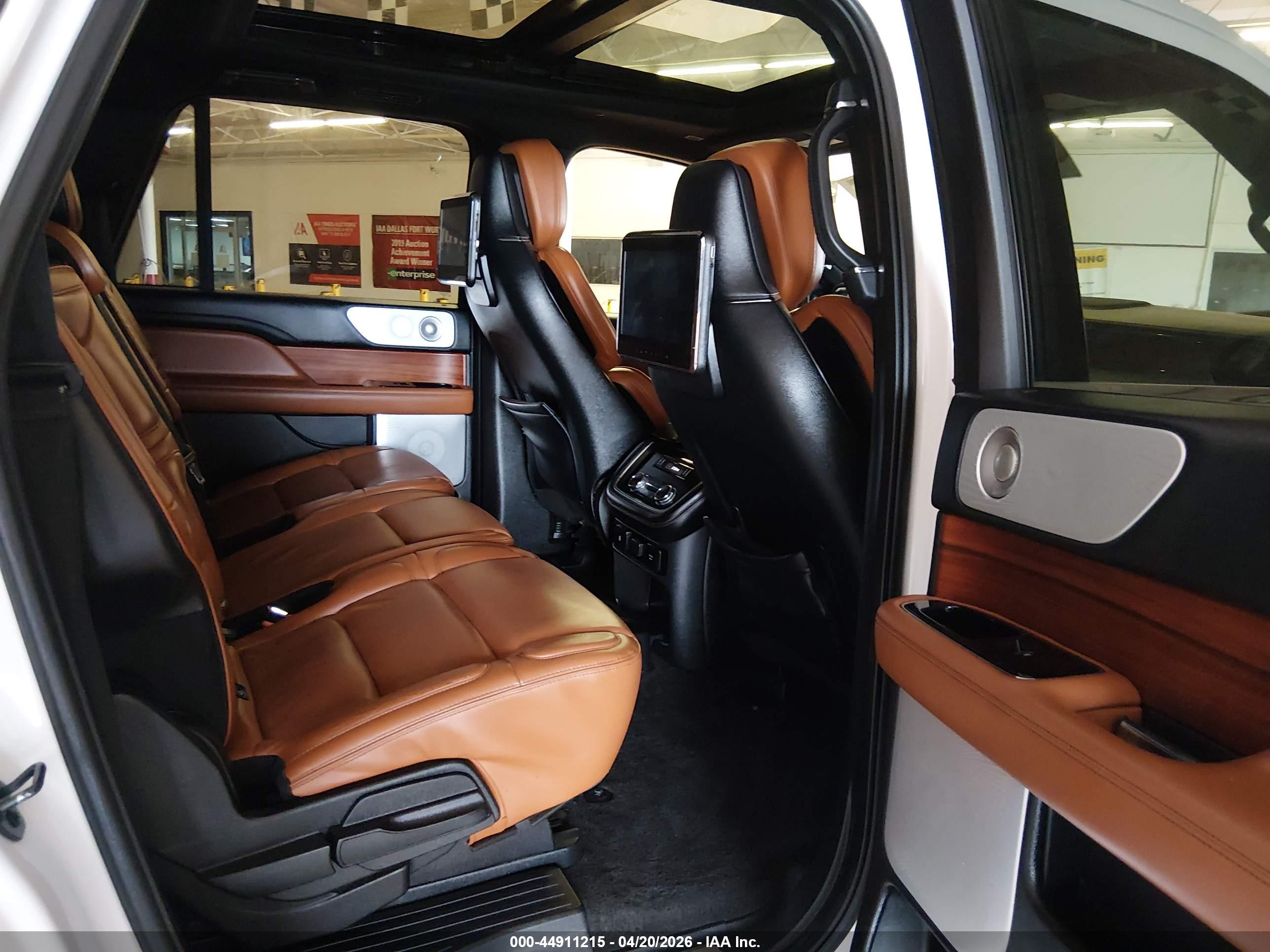 LINCOLN NAVIGATOR image 8
