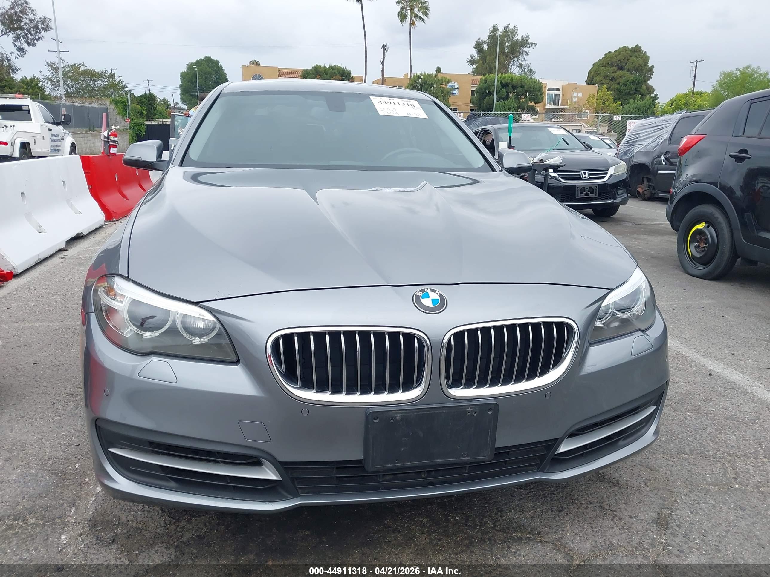 BMW 528I image 6