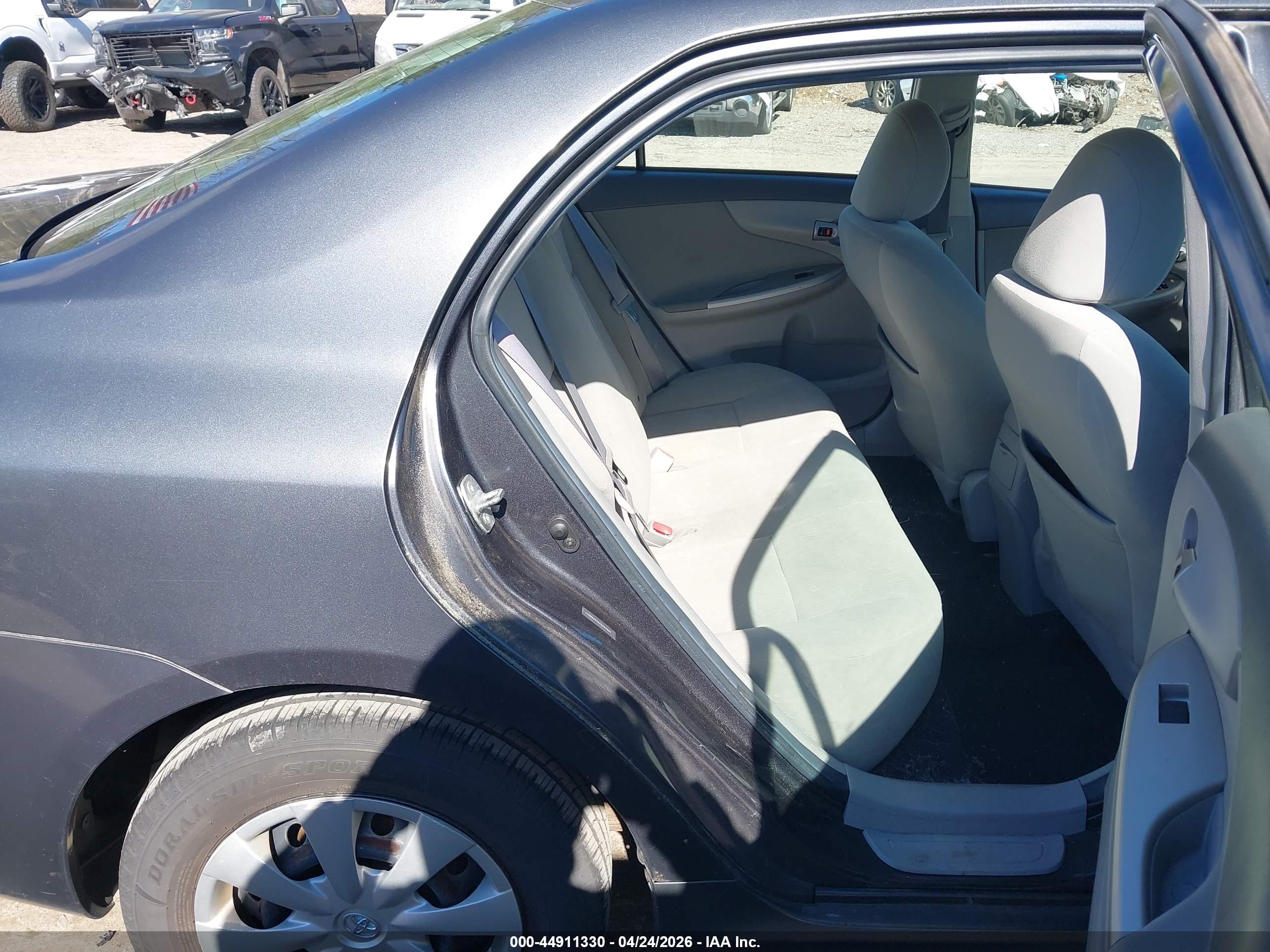 TOYOTA COROLLA image 8