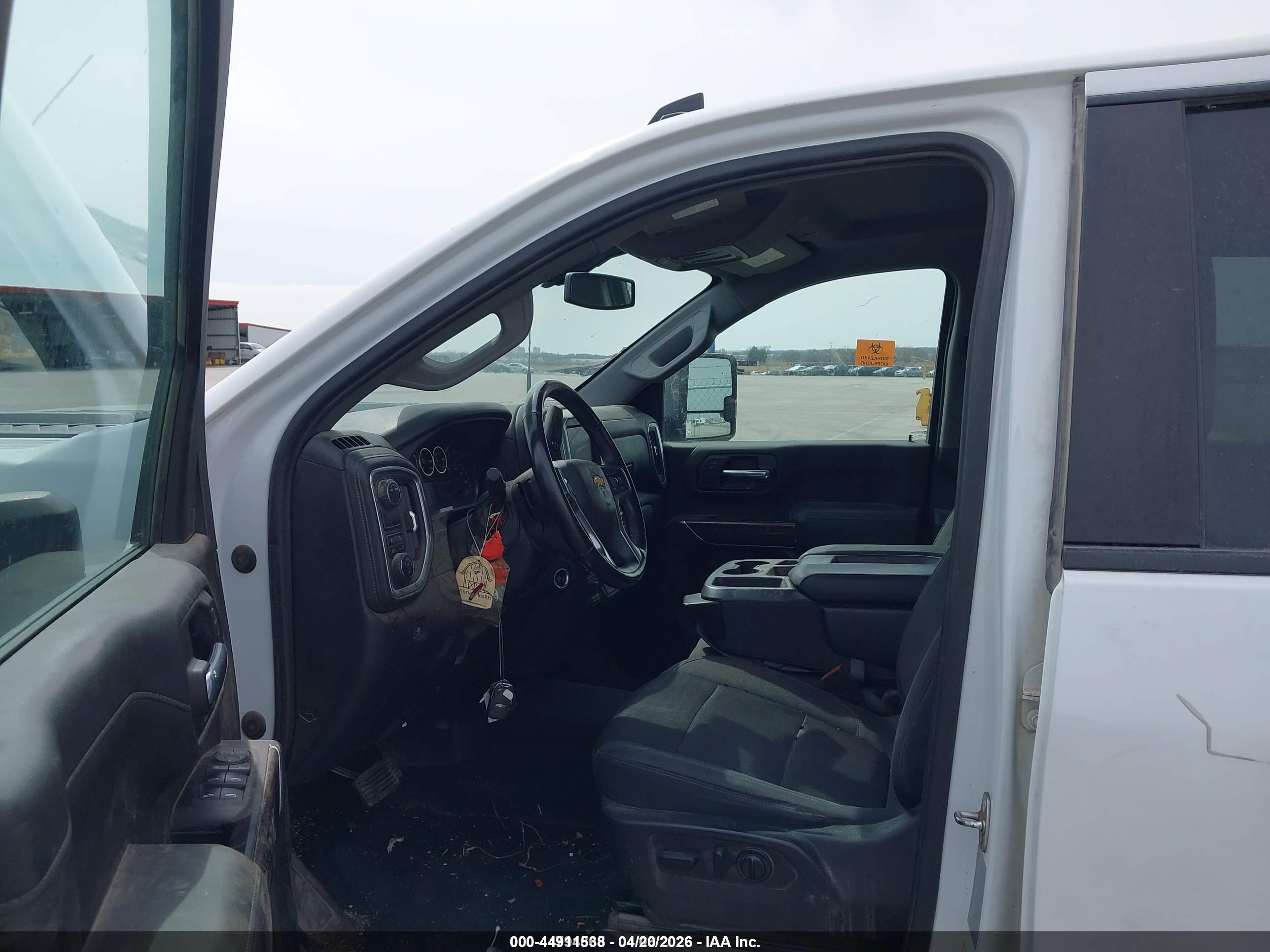 CHEVROLET SILVERADO image 5