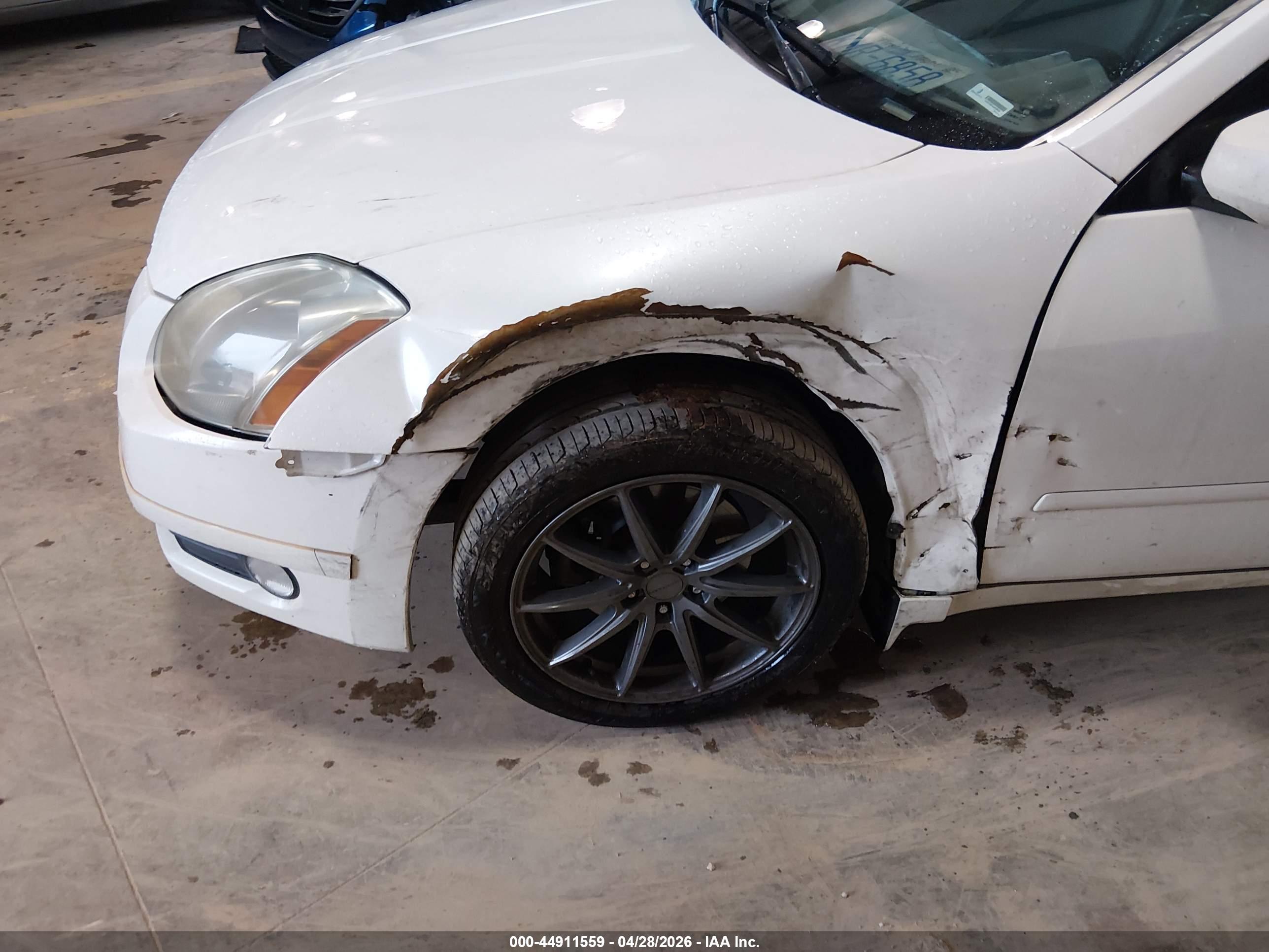 NISSAN MAXIMA image 6