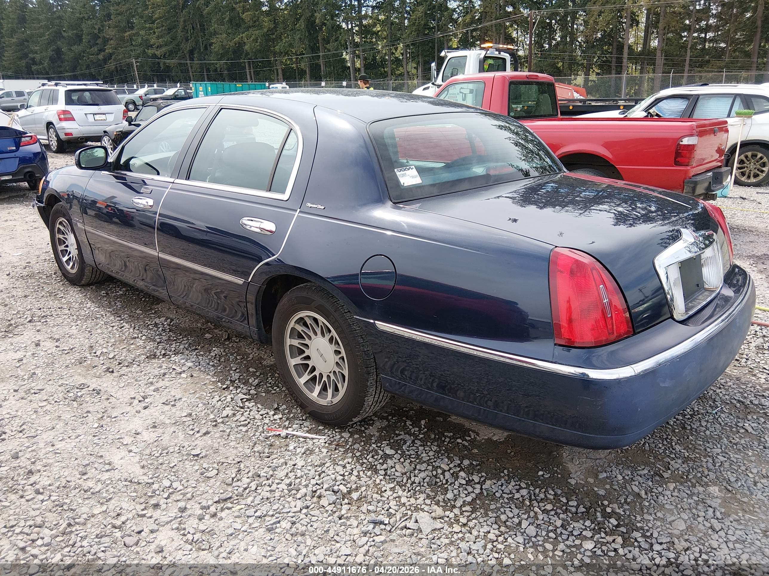 LINCOLN TOWN image 3
