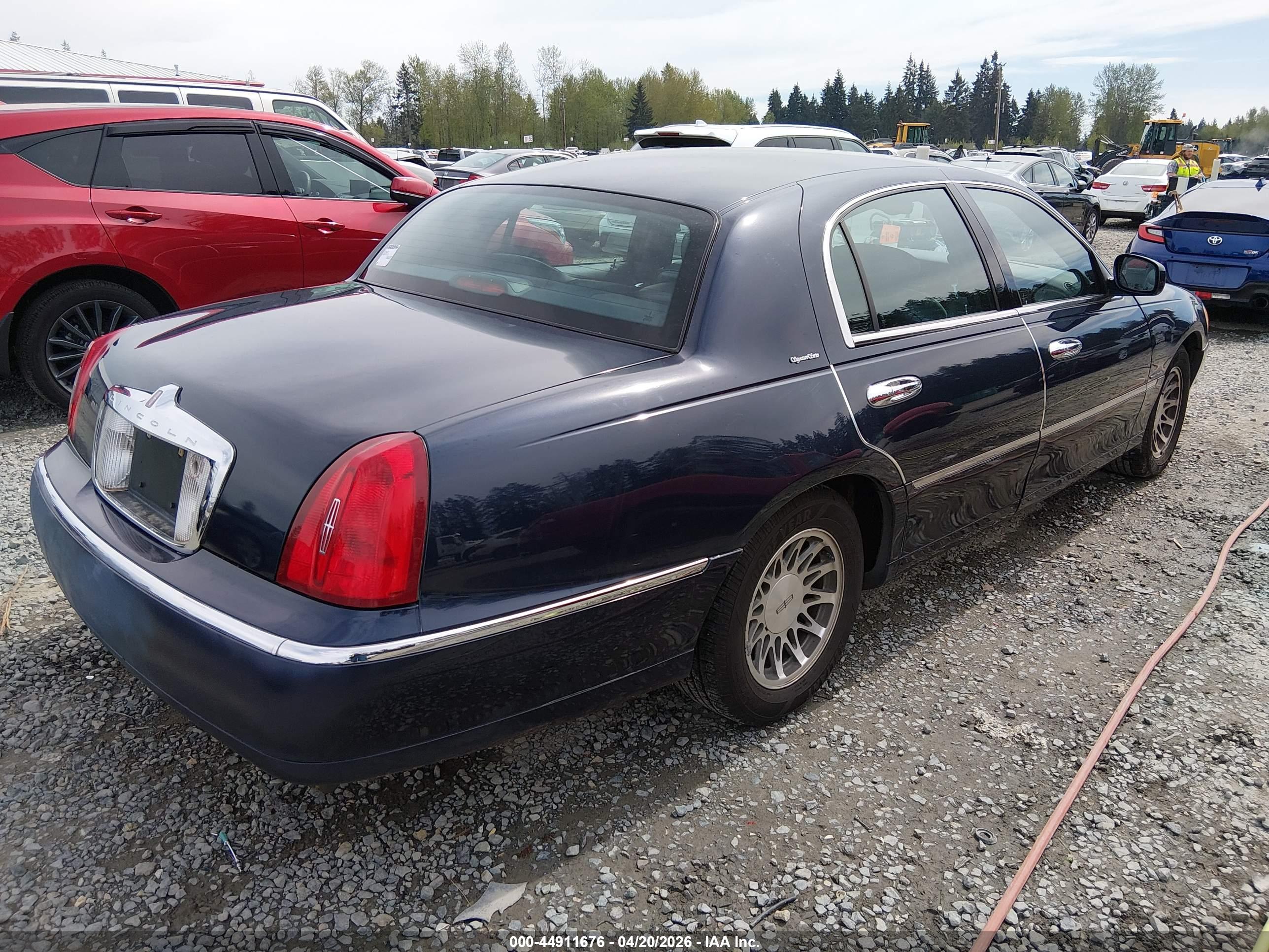 LINCOLN TOWN image 4