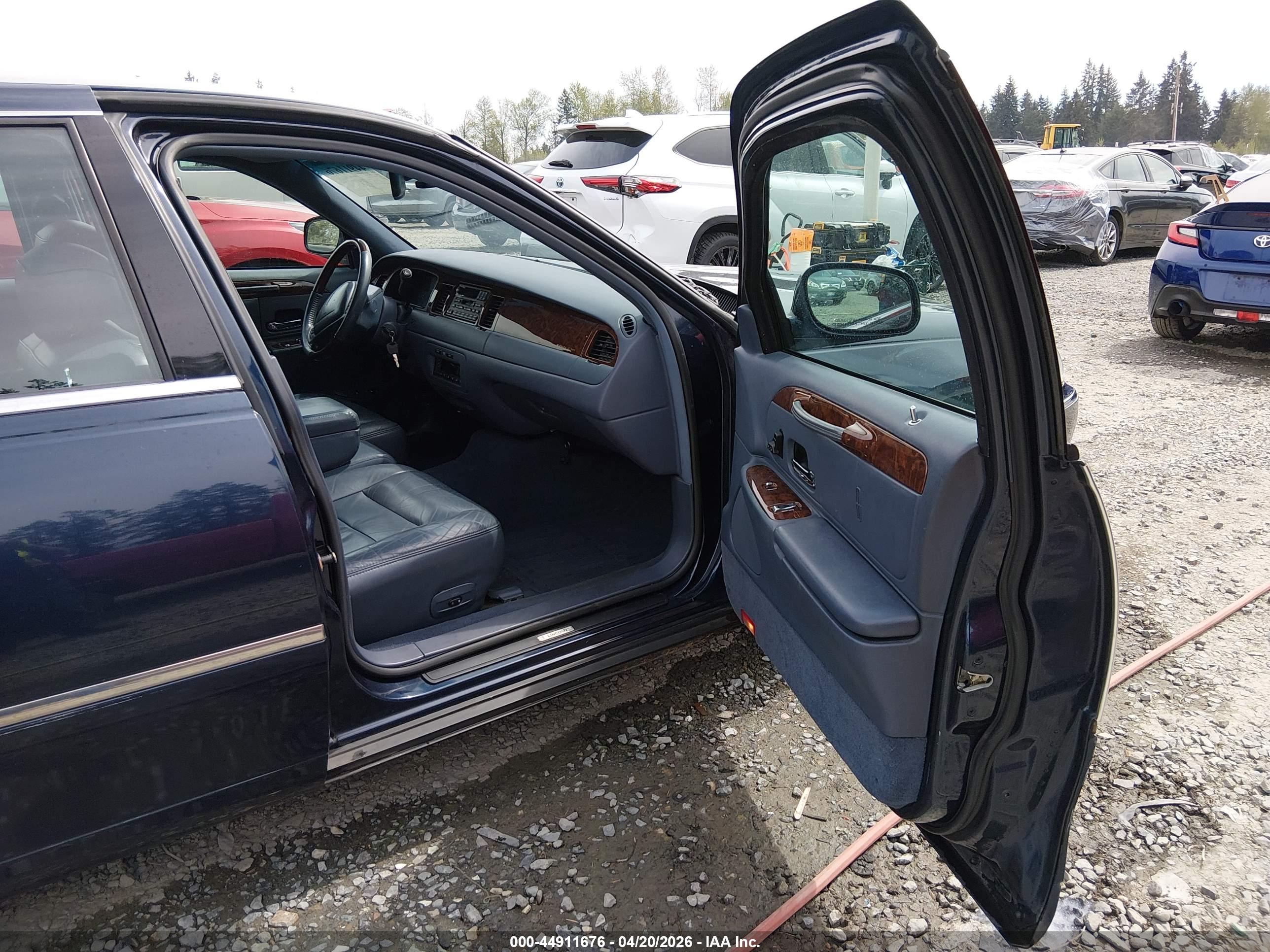 LINCOLN TOWN image 5