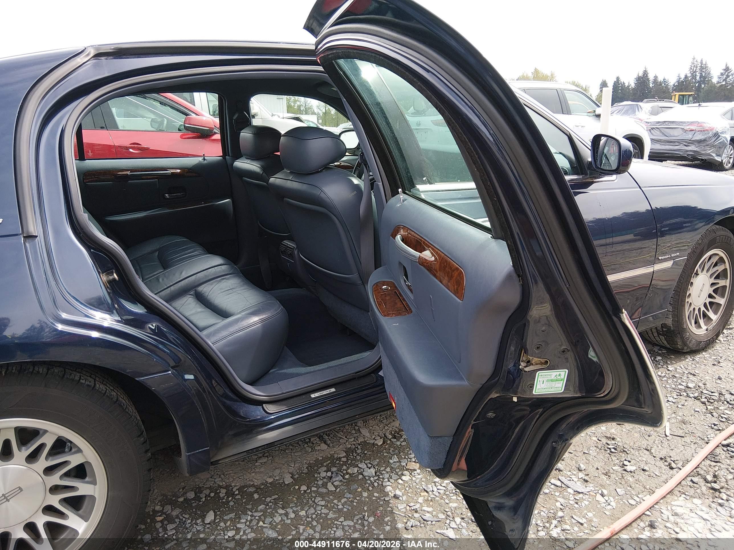 LINCOLN TOWN image 8