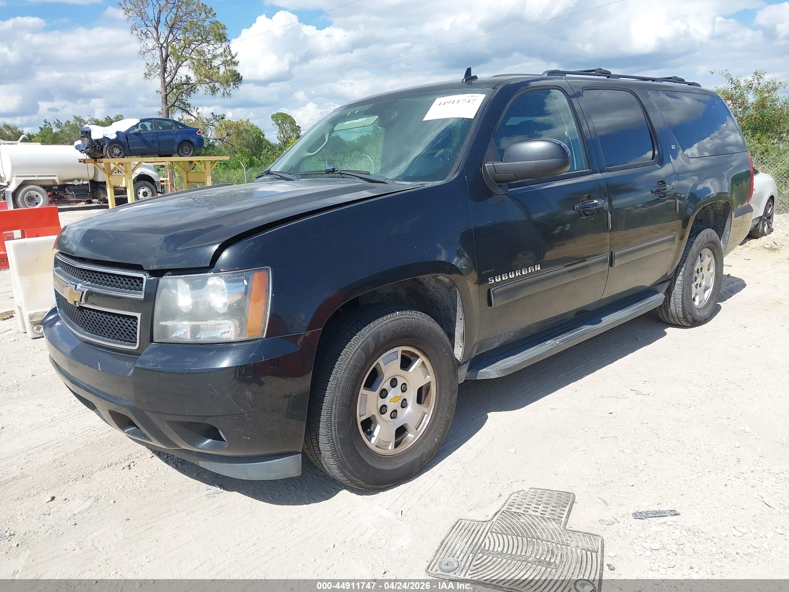 CHEVROLET SUBURBAN image 2