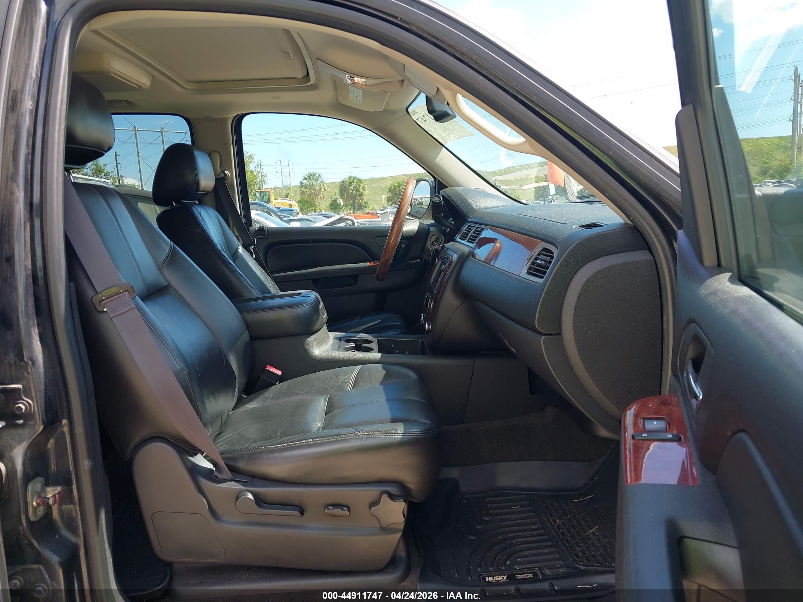 CHEVROLET SUBURBAN image 5