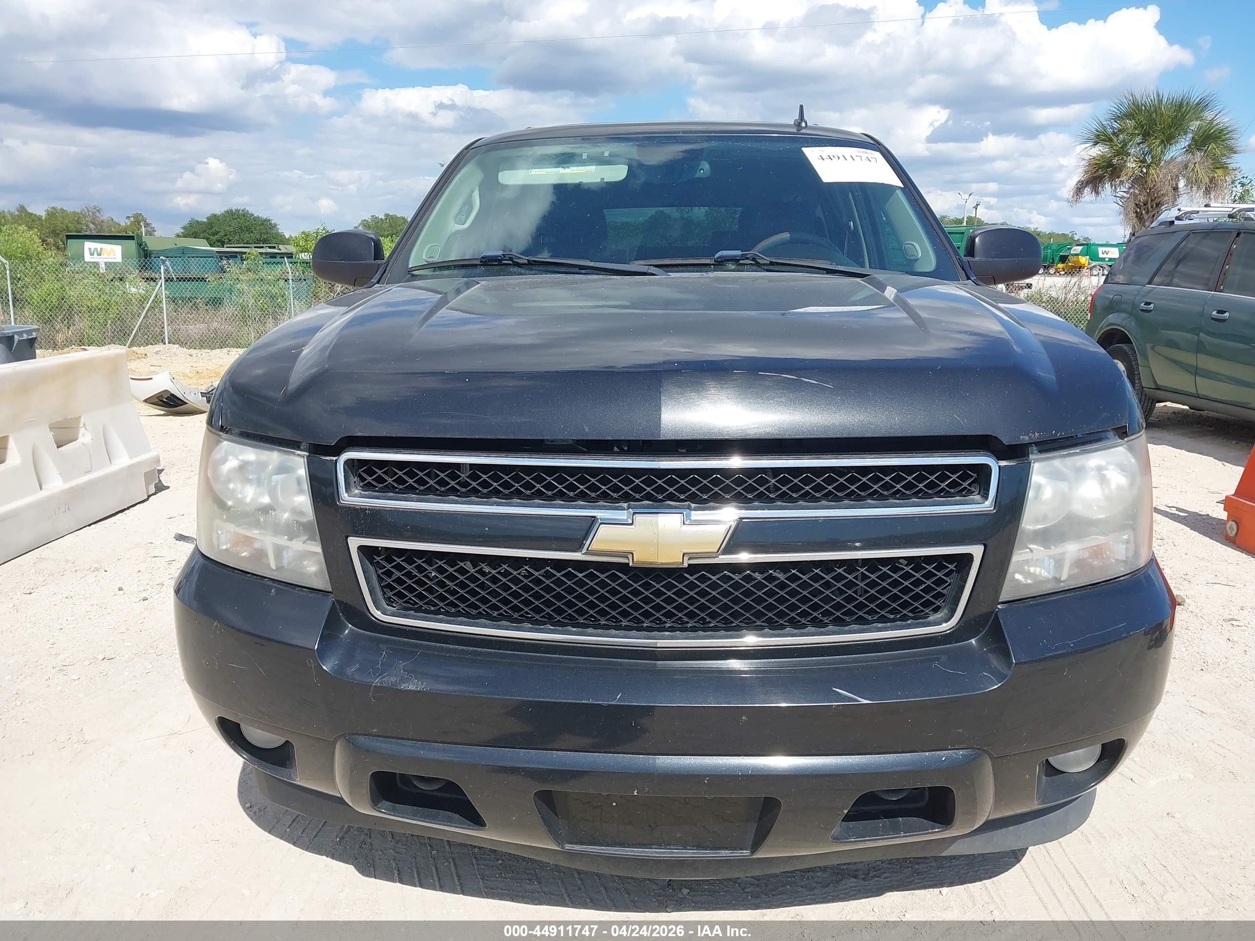 CHEVROLET SUBURBAN image 6
