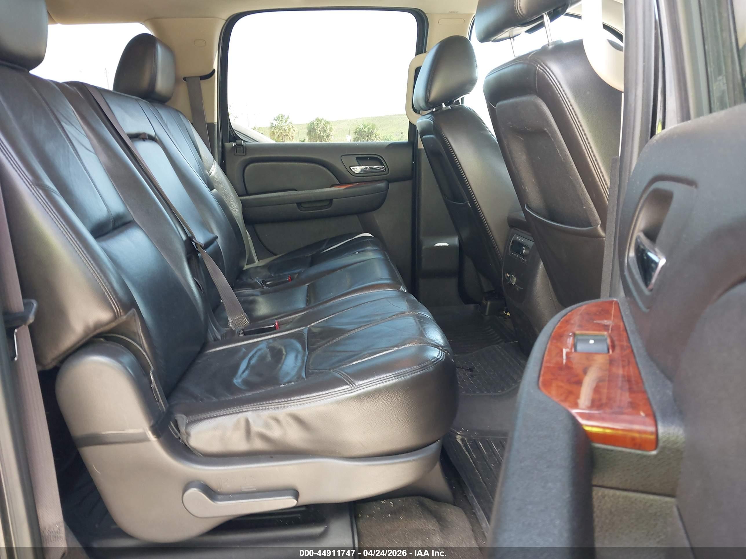 CHEVROLET SUBURBAN image 8