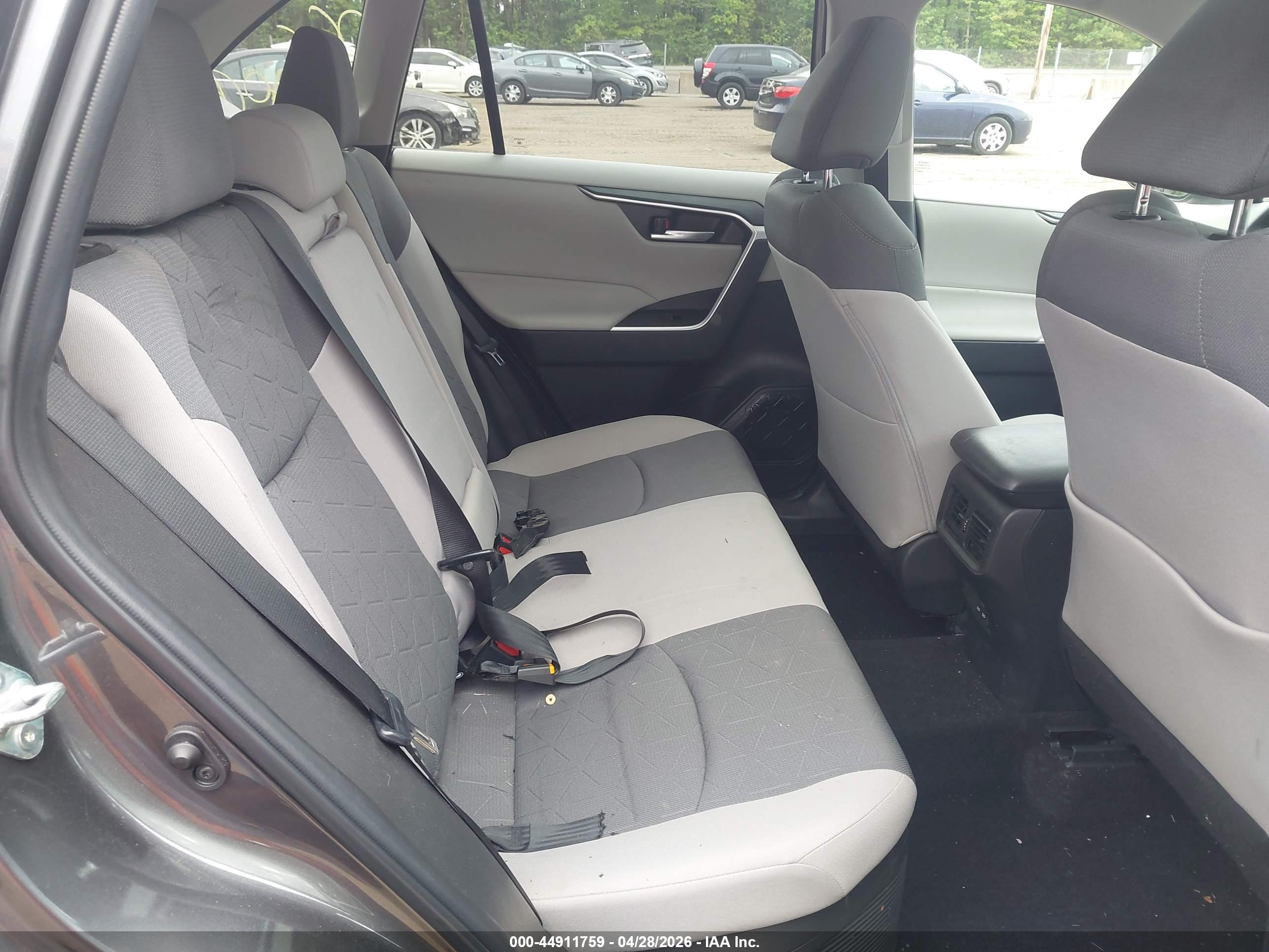 TOYOTA RAV4 image 8
