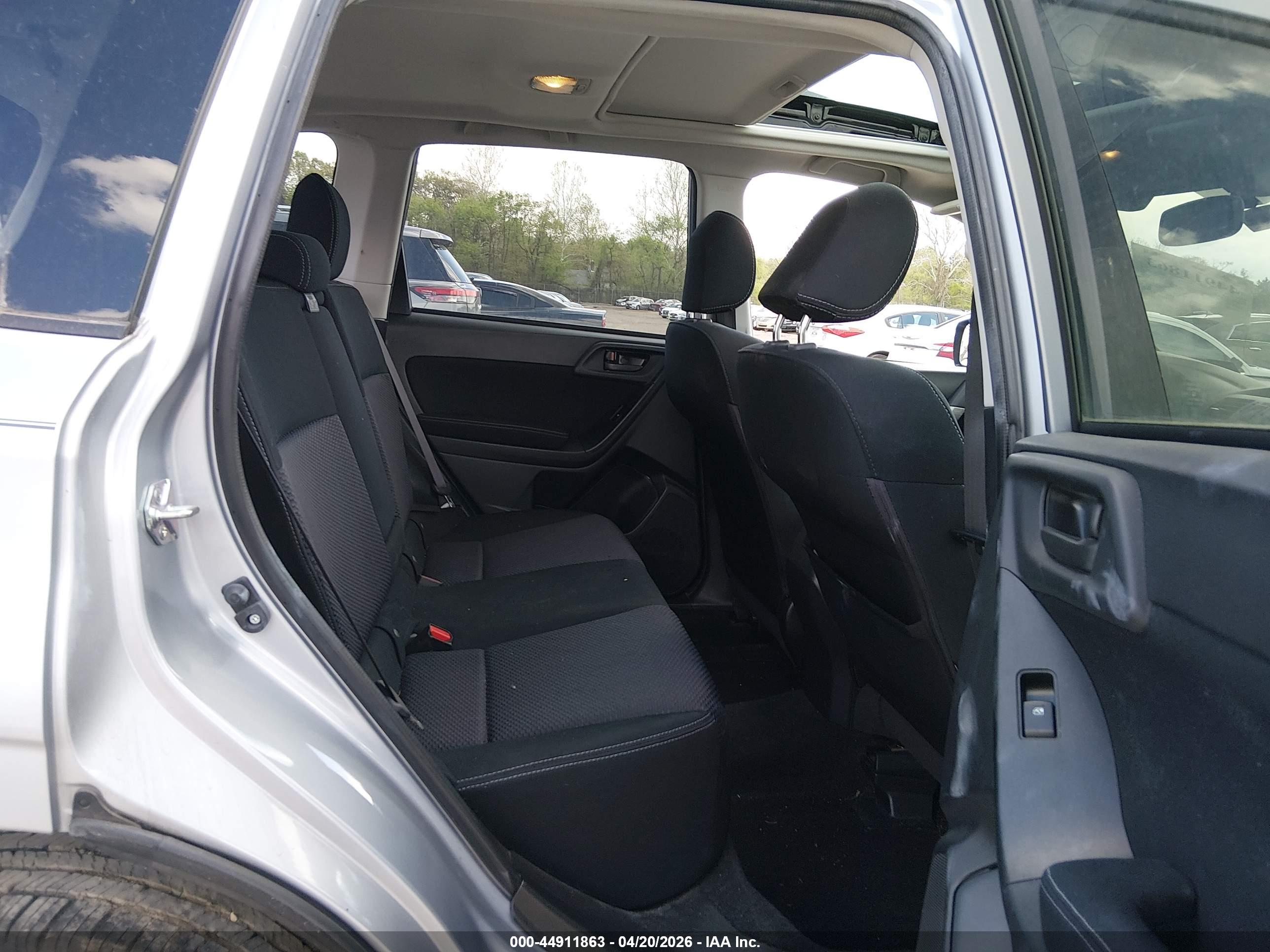 SUBARU FORESTER image 8