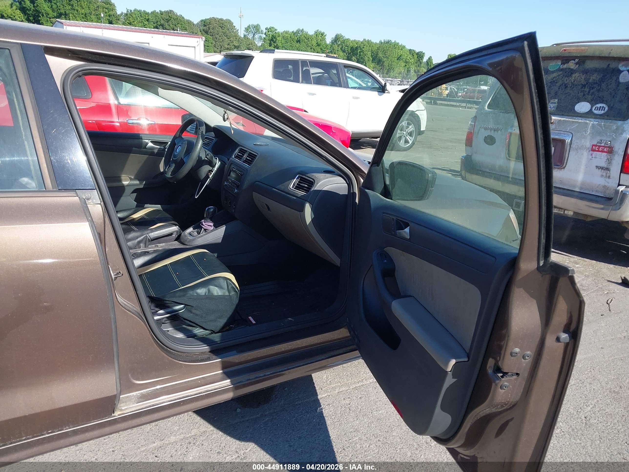 VOLKSWAGEN JETTA image 5