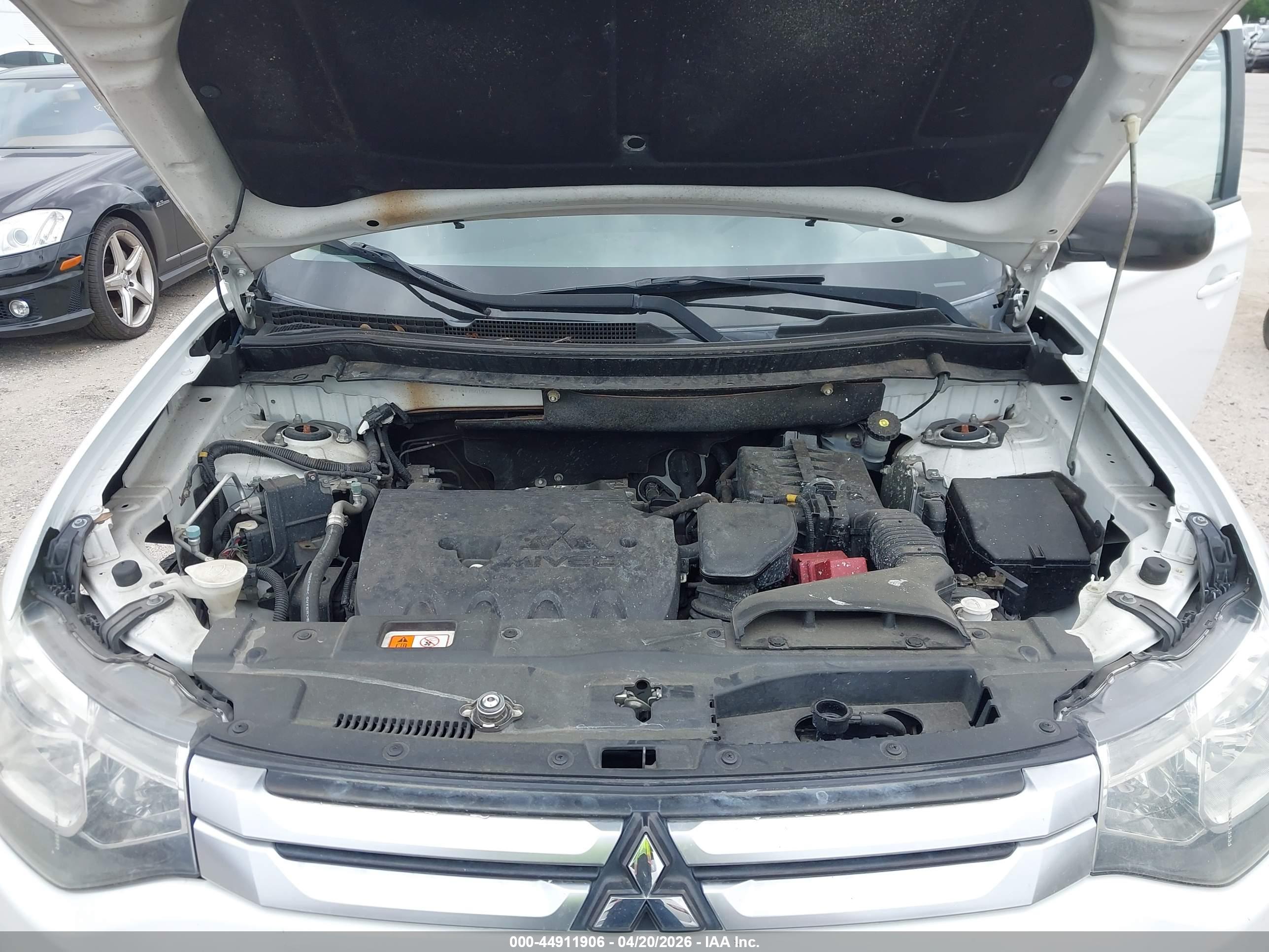 MITSUBISHI OUTLANDER image 10