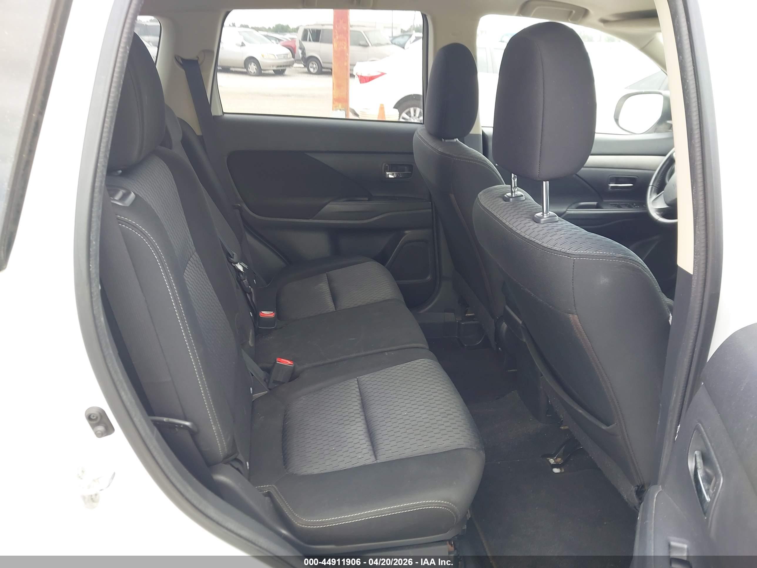 MITSUBISHI OUTLANDER image 8