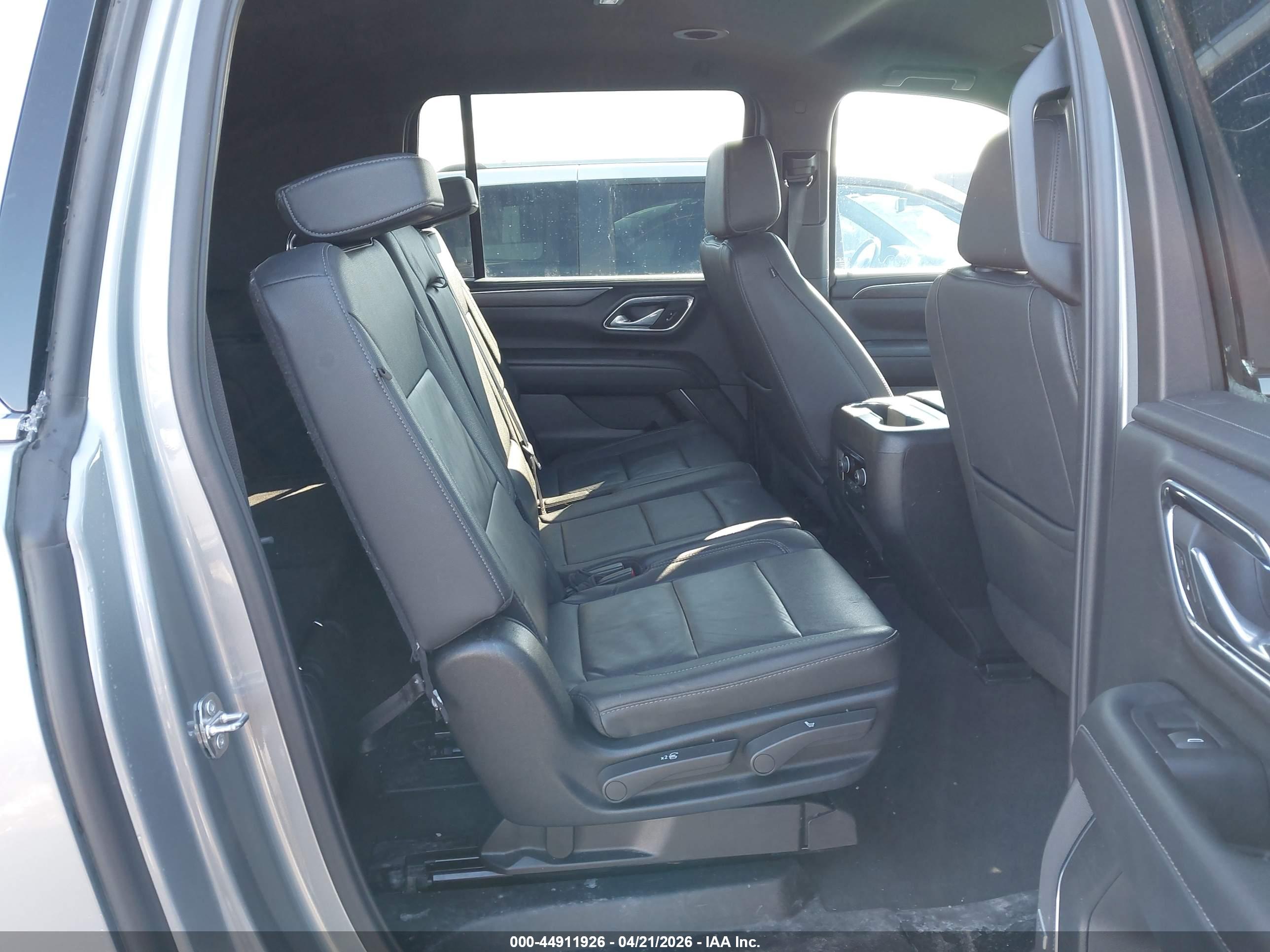 CHEVROLET SUBURBAN image 8
