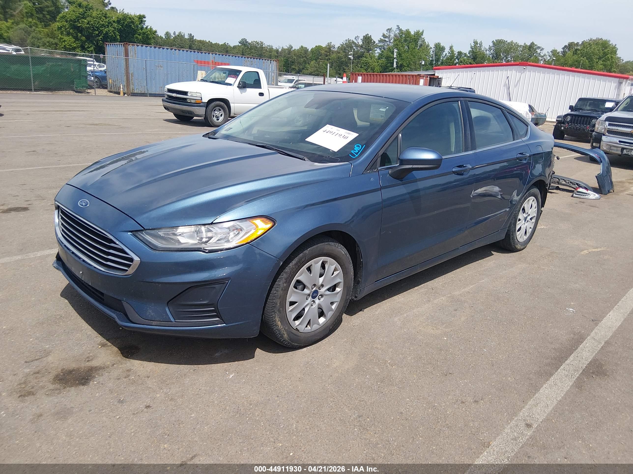 FORD FUSION image 2