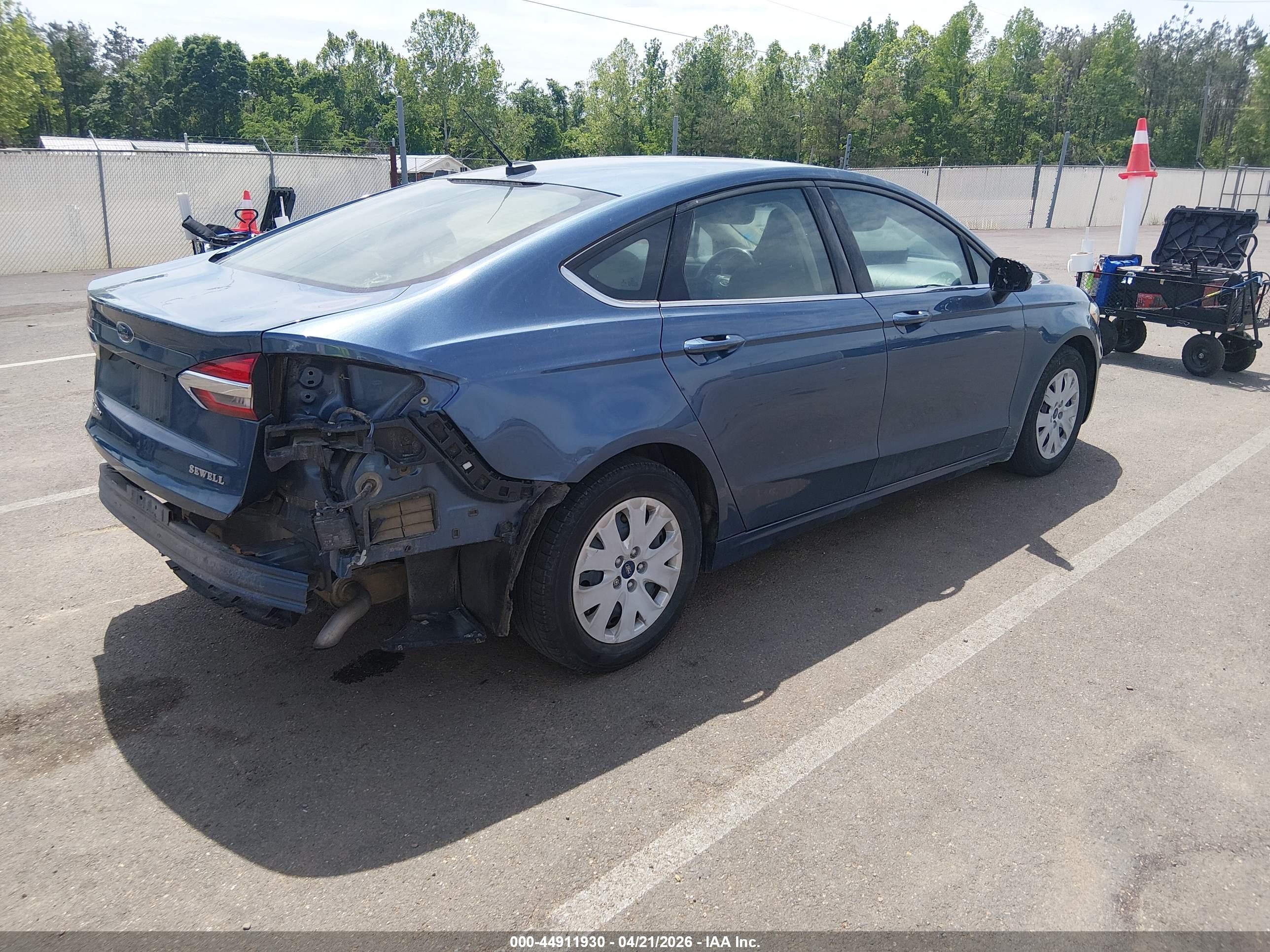 FORD FUSION image 4
