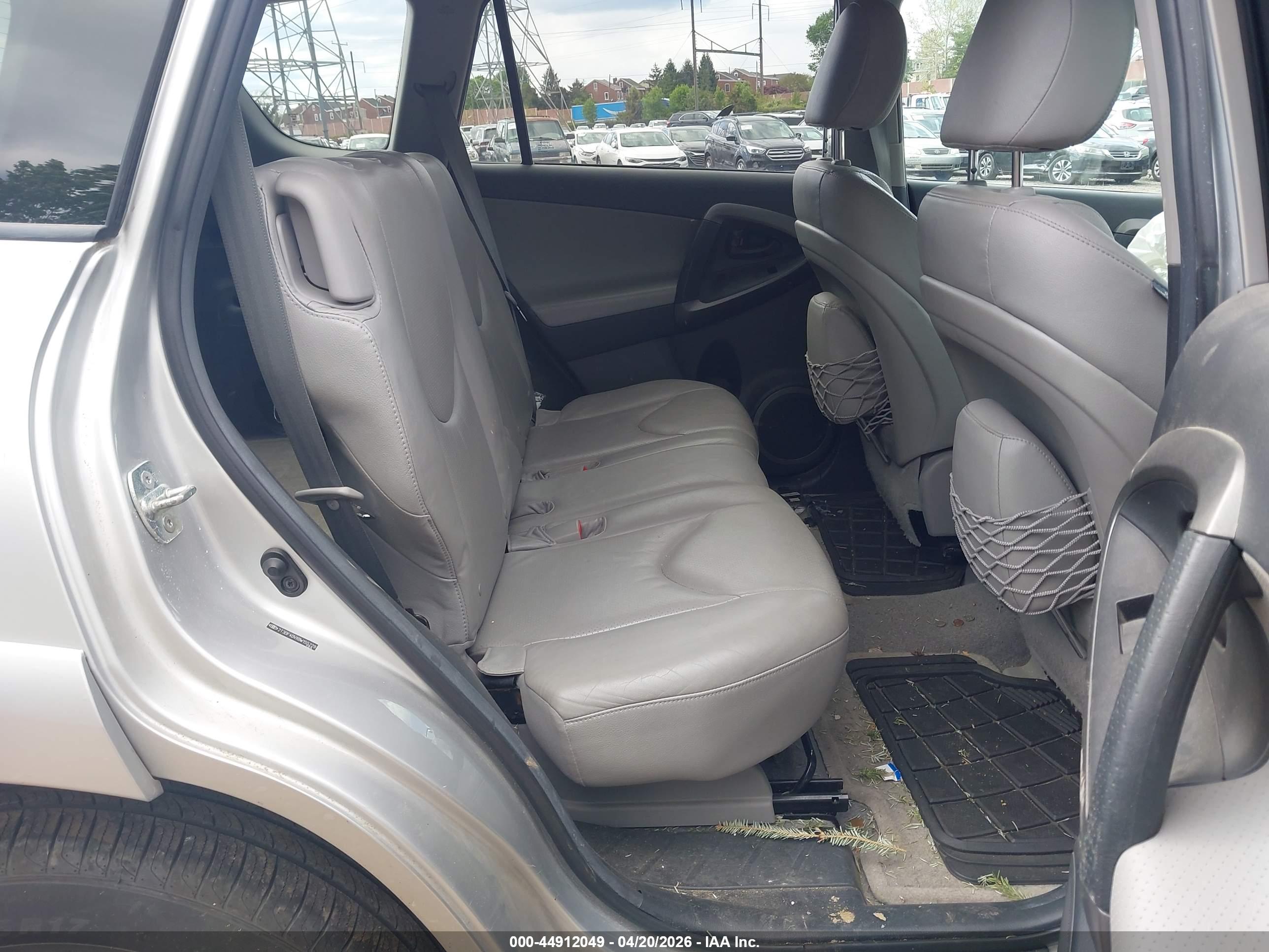 TOYOTA RAV4 image 8