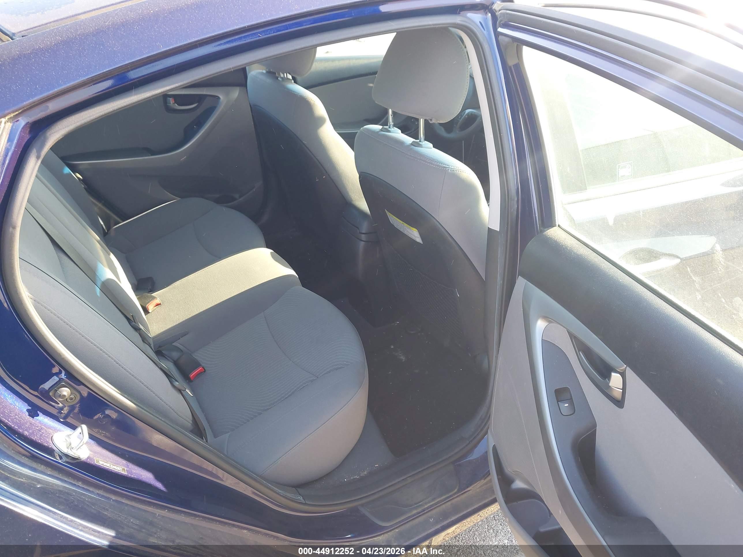 HYUNDAI ELANTRA image 8