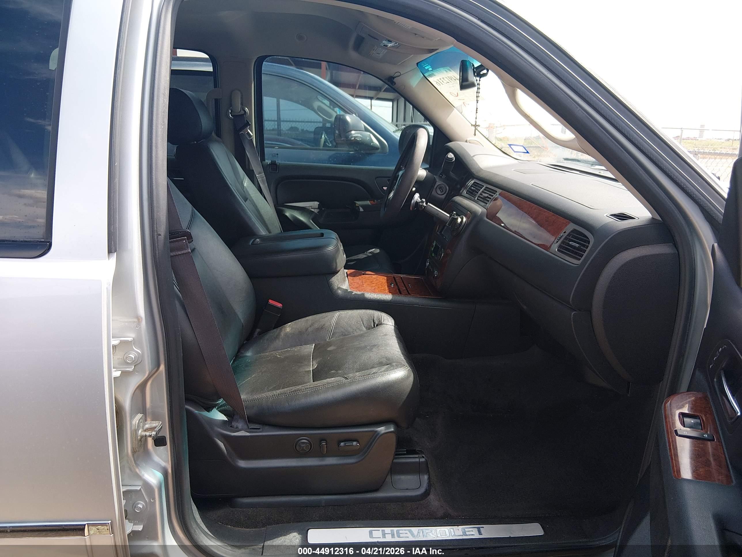 CHEVROLET SUBURBAN image 5