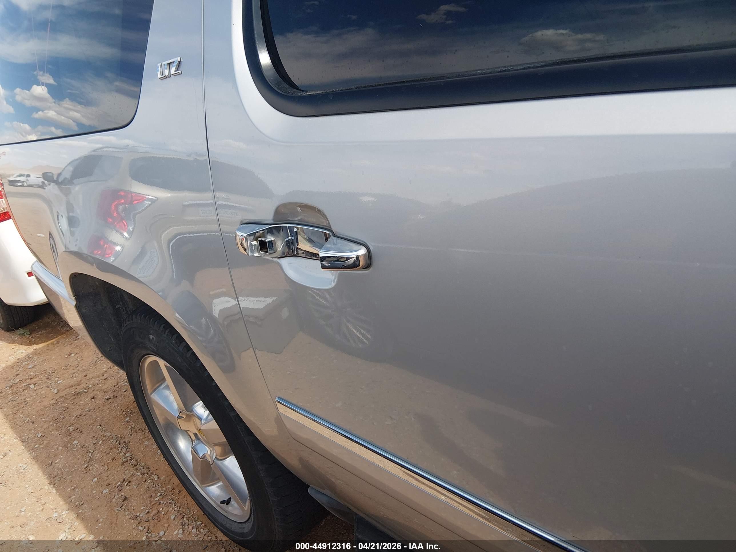 CHEVROLET SUBURBAN image 6