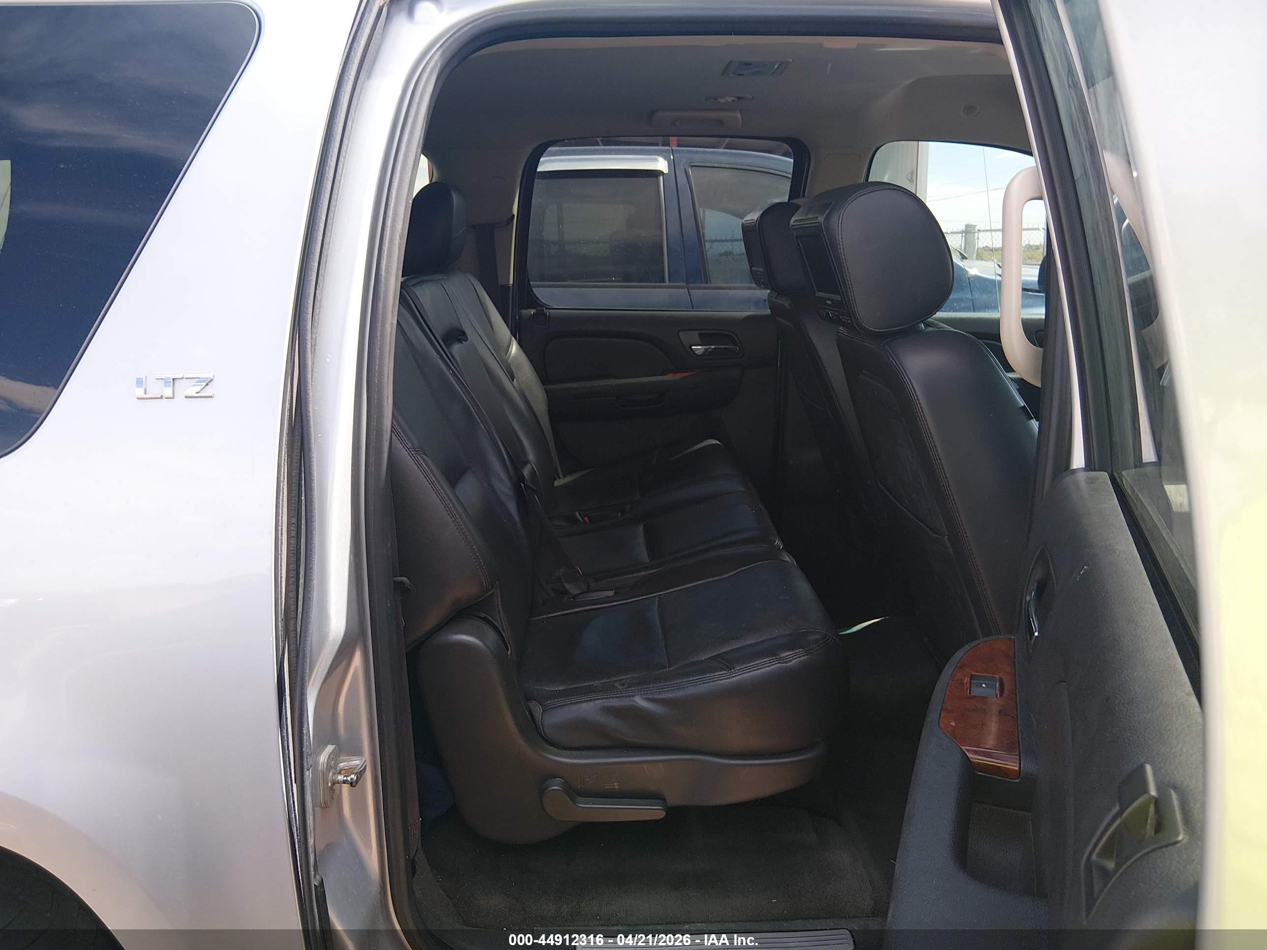 CHEVROLET SUBURBAN image 8