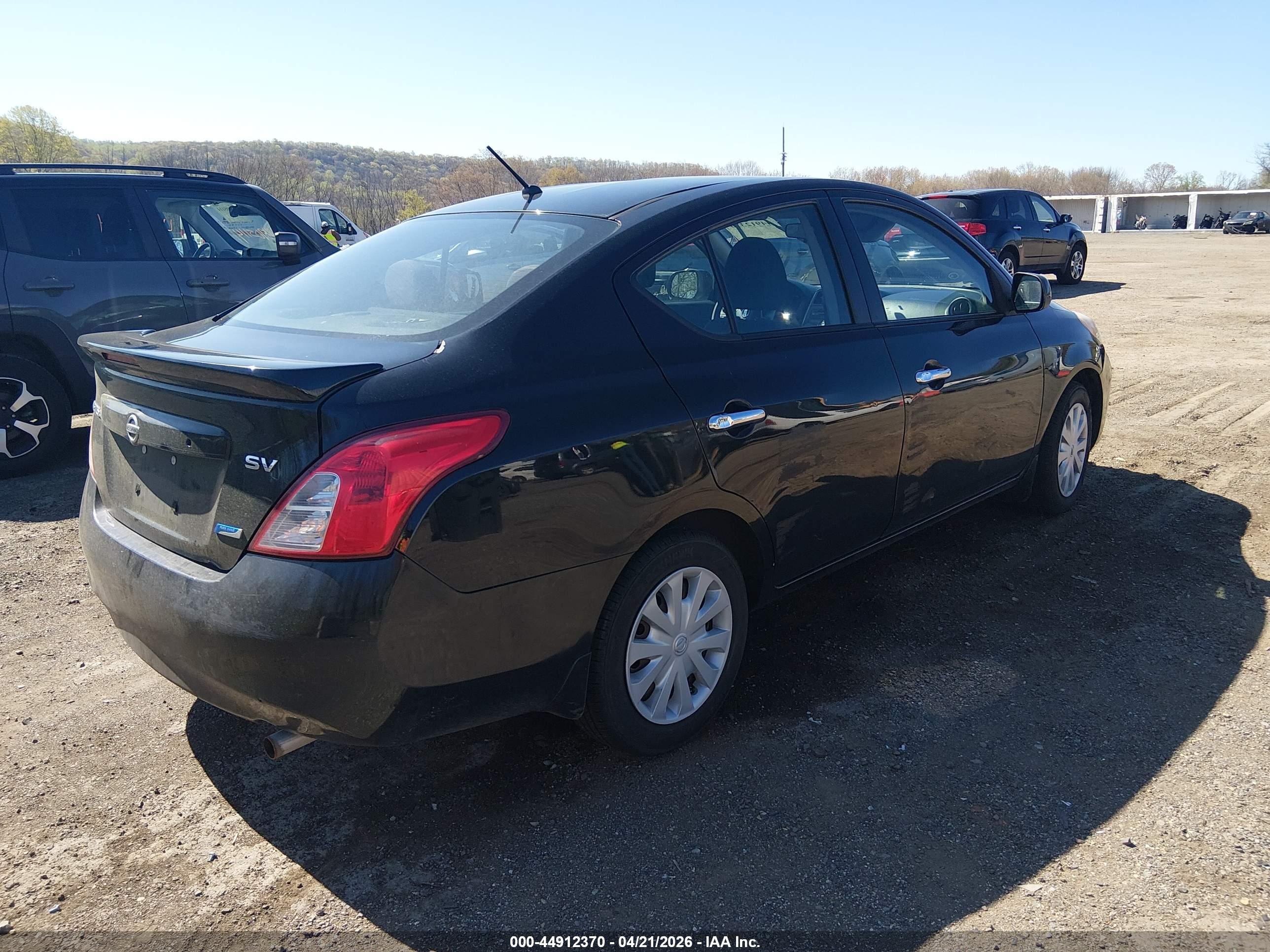 NISSAN VERSA image 4