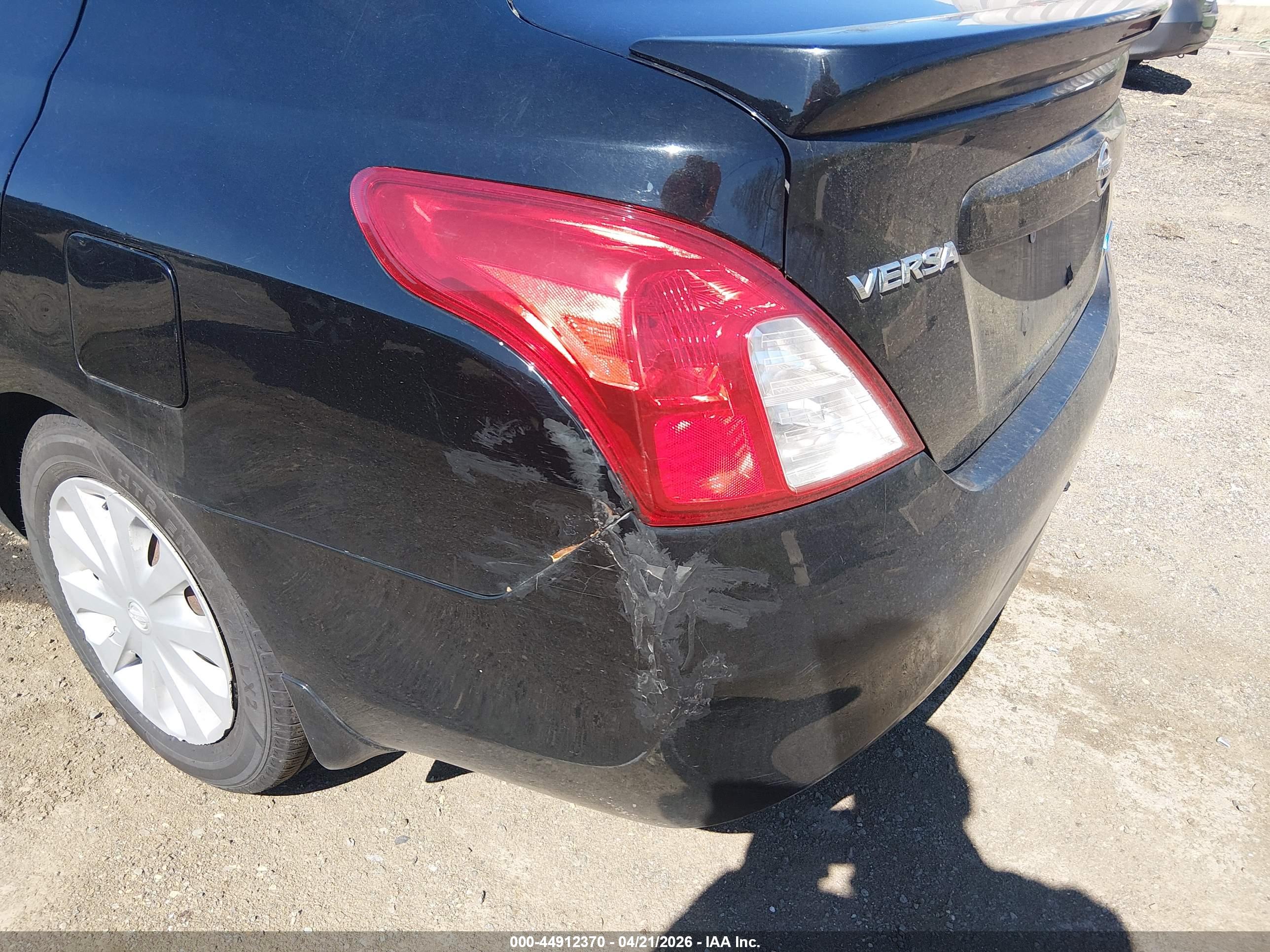 NISSAN VERSA image 6