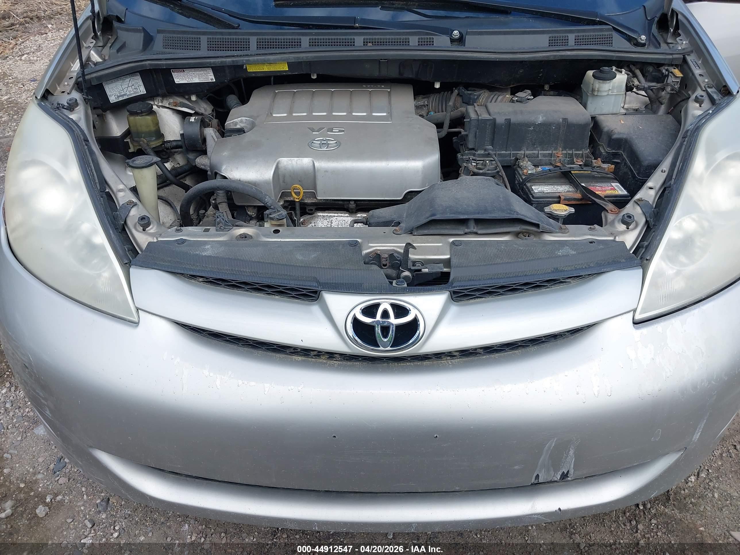 TOYOTA SIENNA image 10