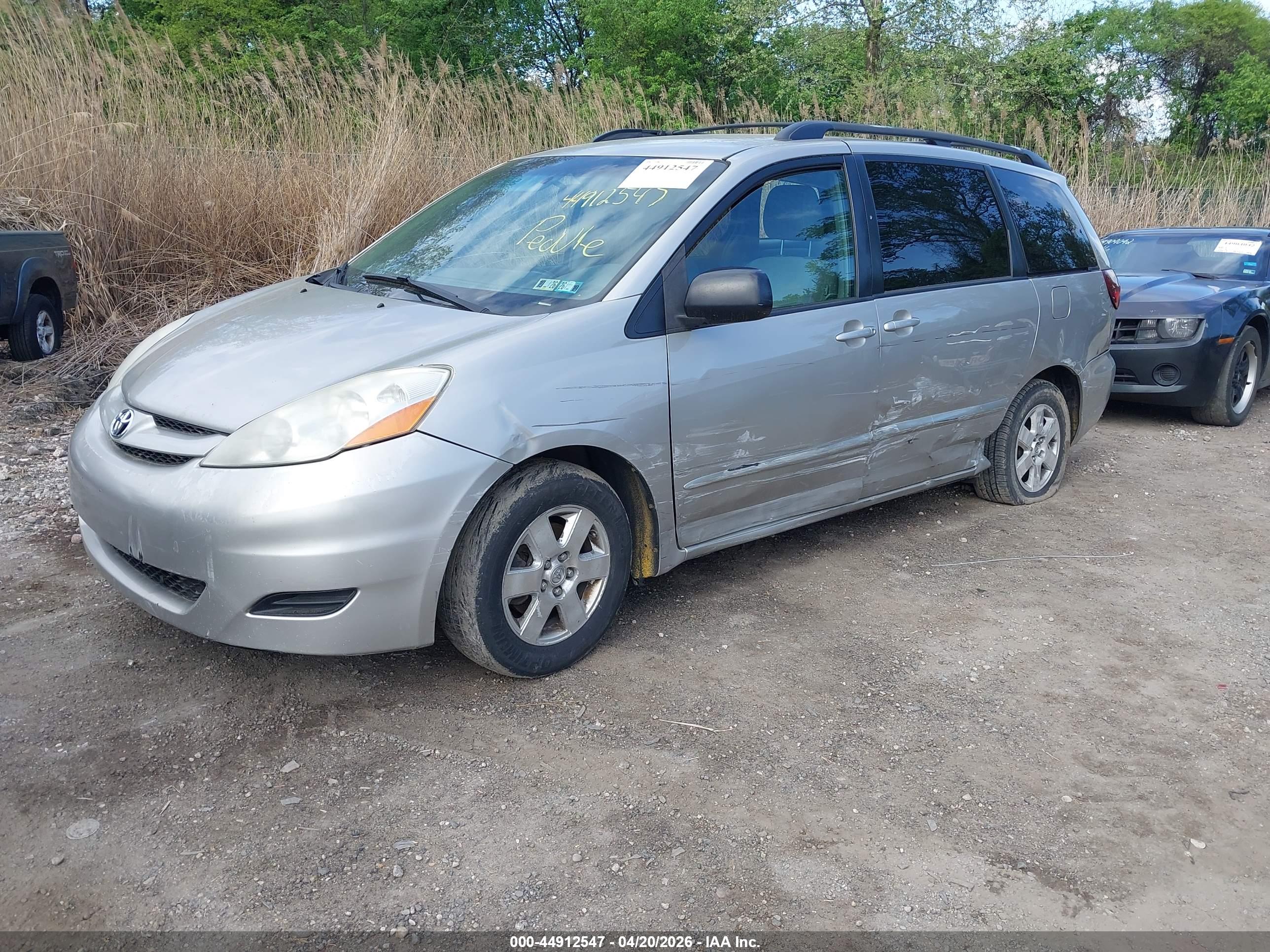 TOYOTA SIENNA image 2