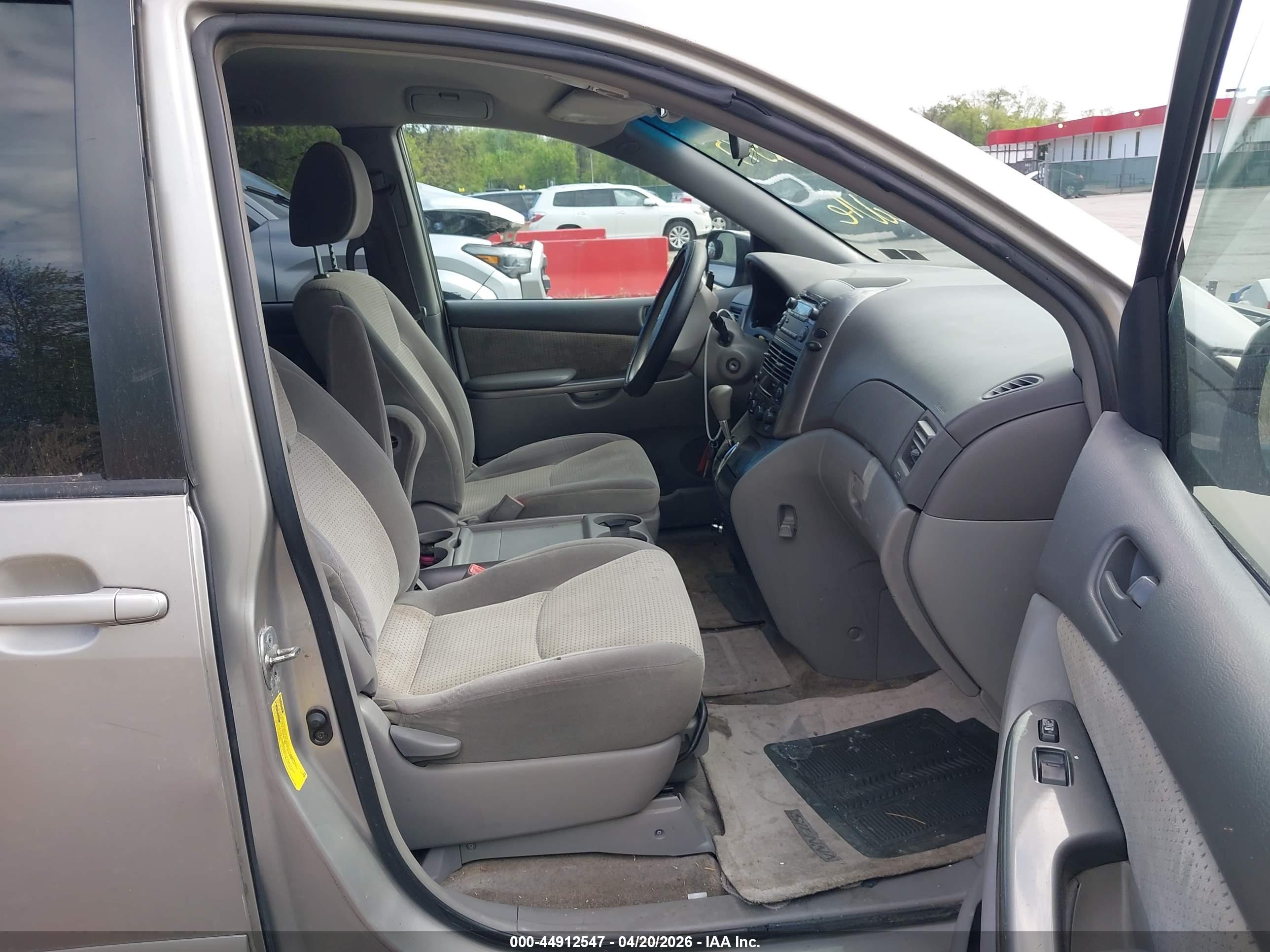 TOYOTA SIENNA image 5