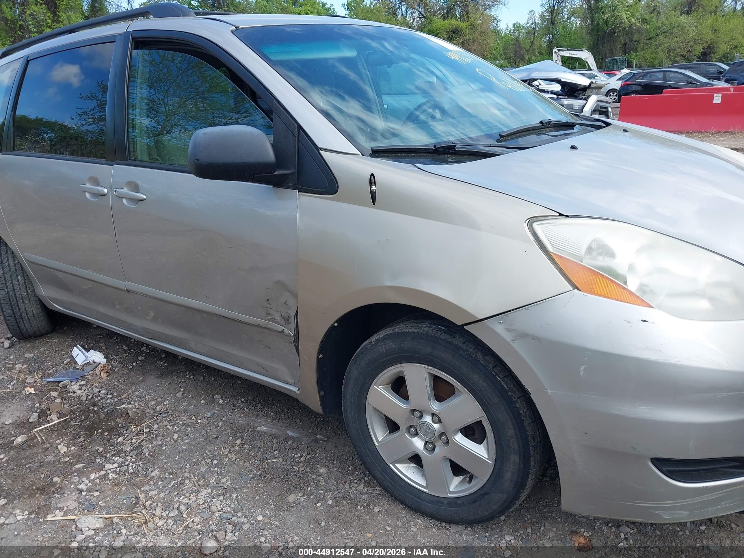 TOYOTA SIENNA image 6