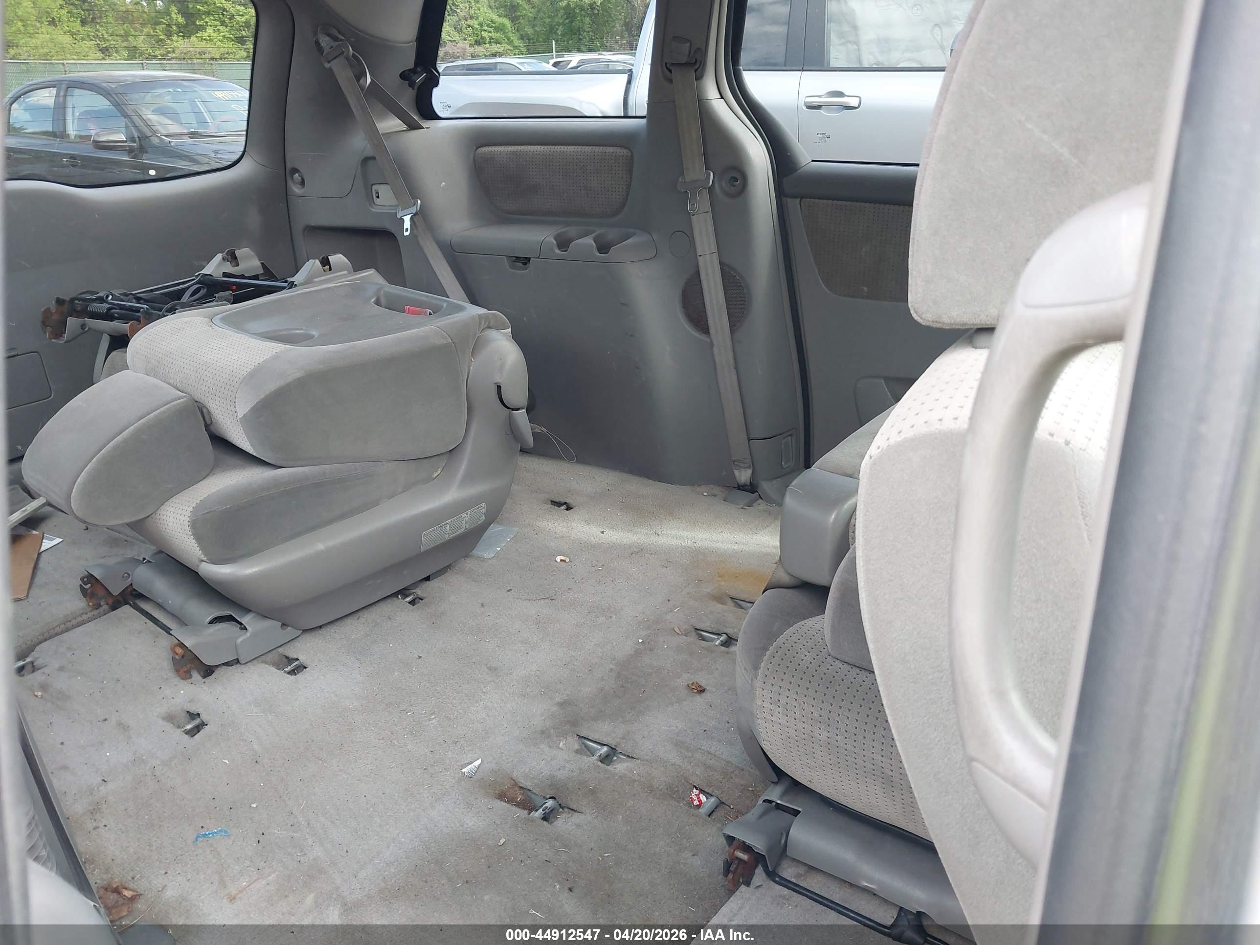 TOYOTA SIENNA image 8