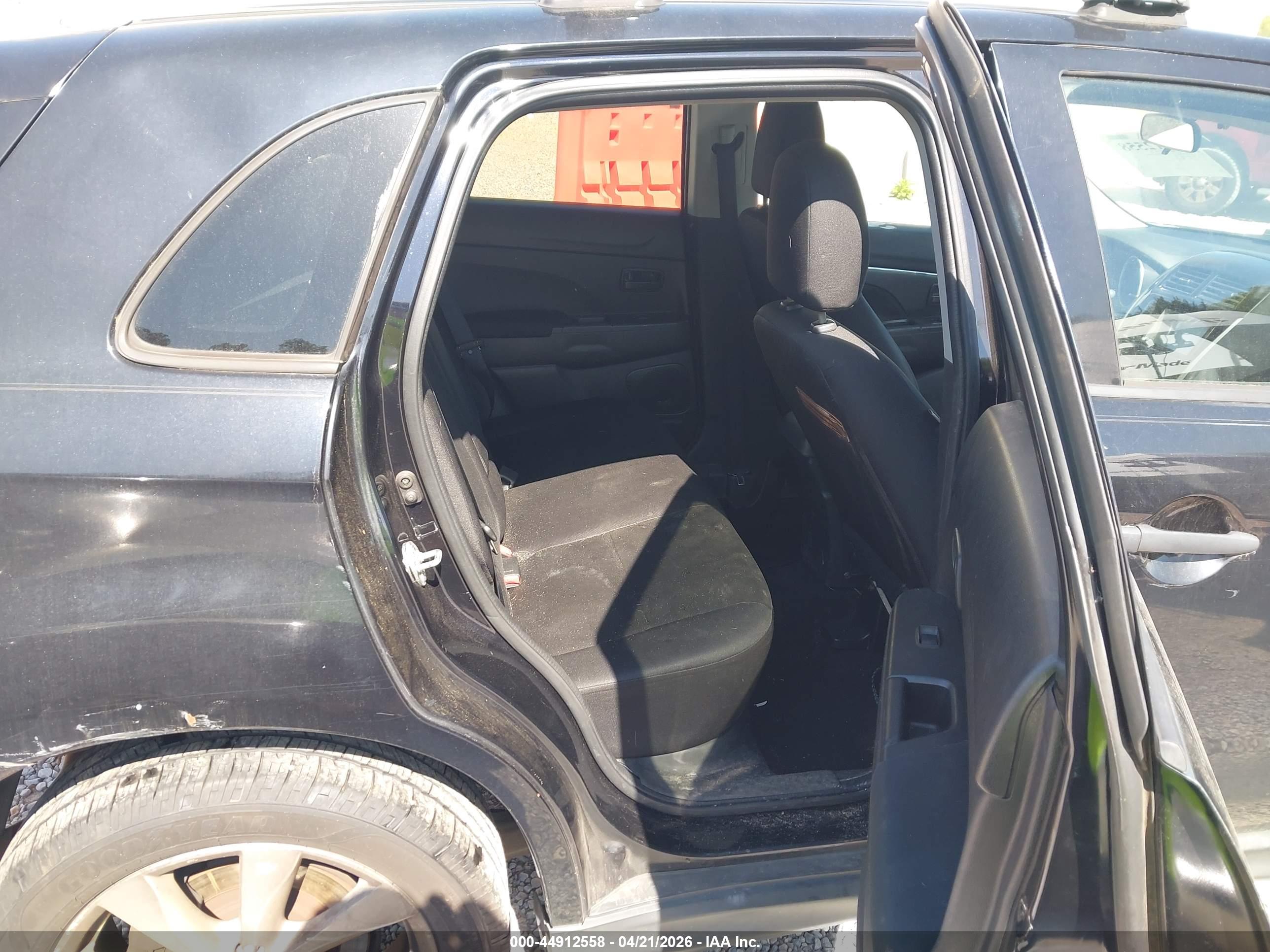 MITSUBISHI OUTLANDER image 8