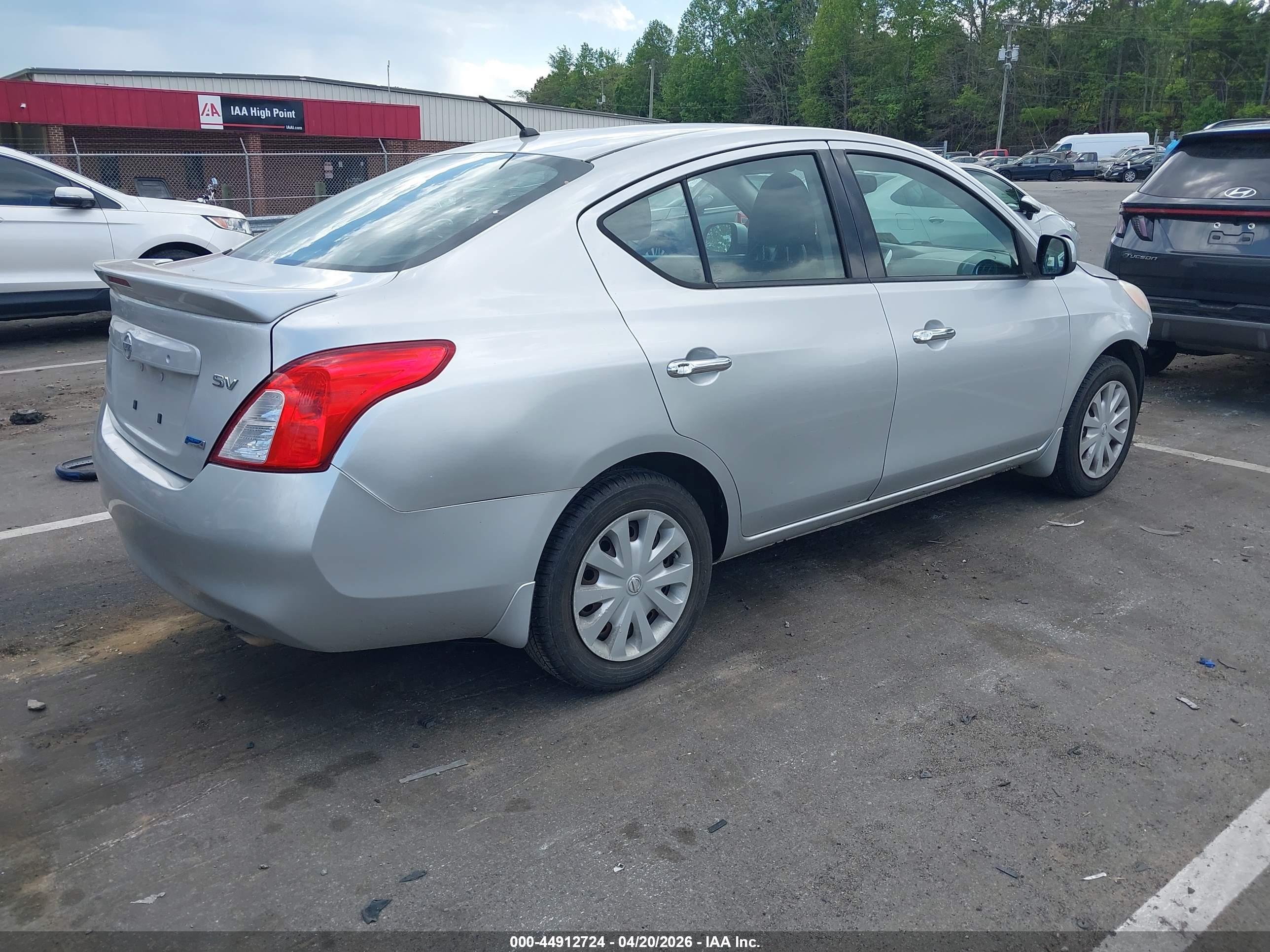 NISSAN VERSA image 4