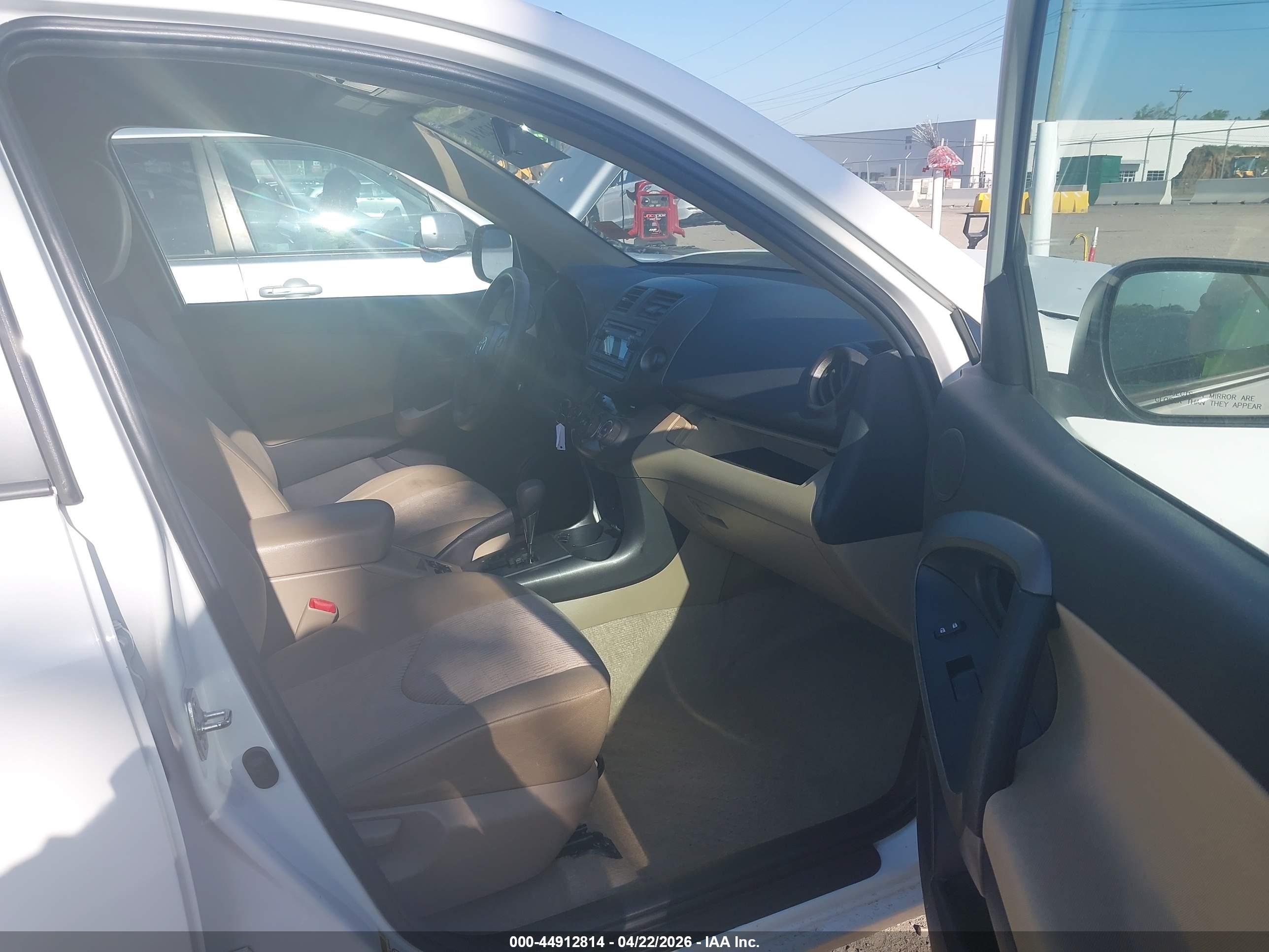 TOYOTA RAV4 image 5