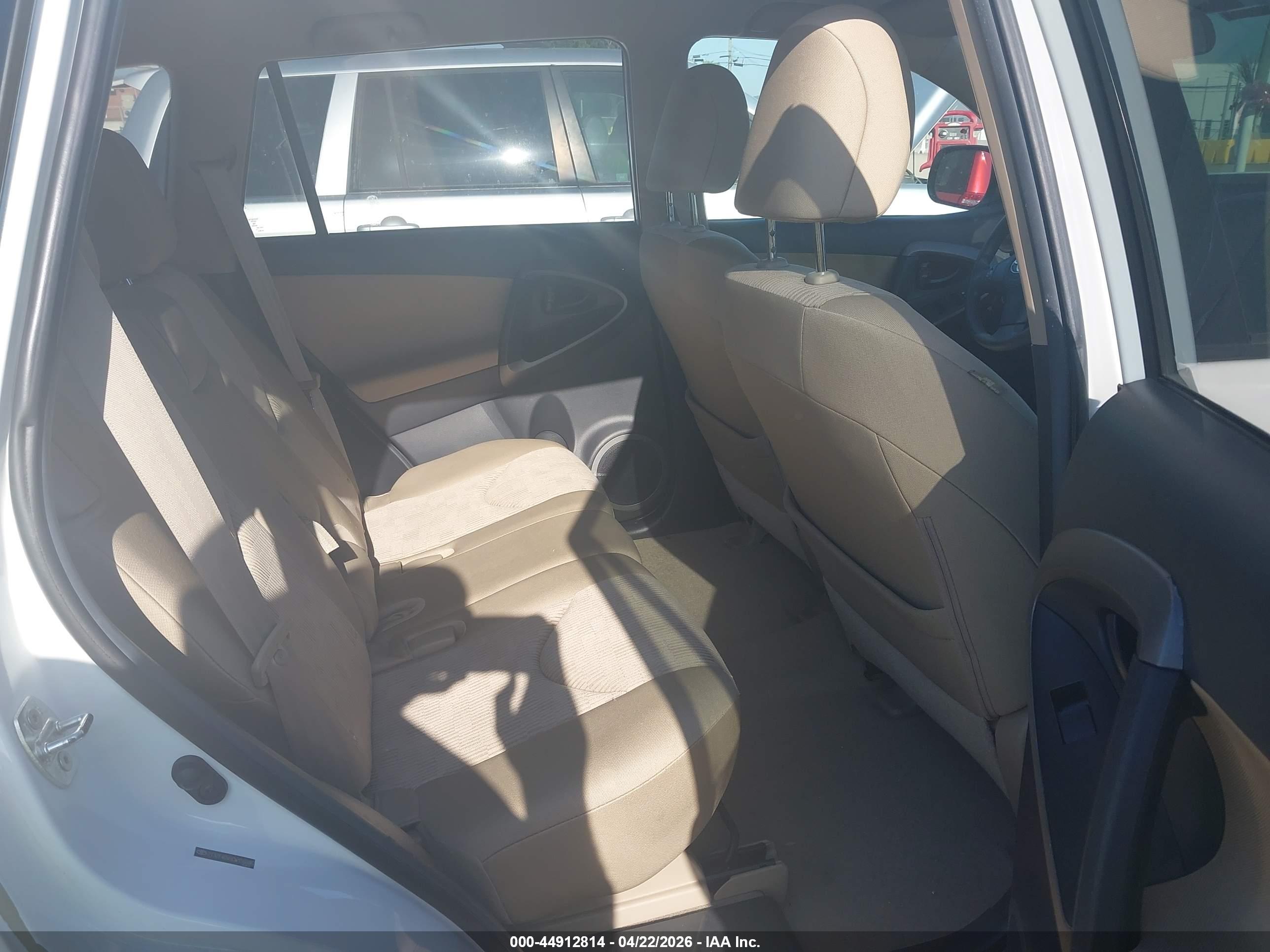 TOYOTA RAV4 image 8