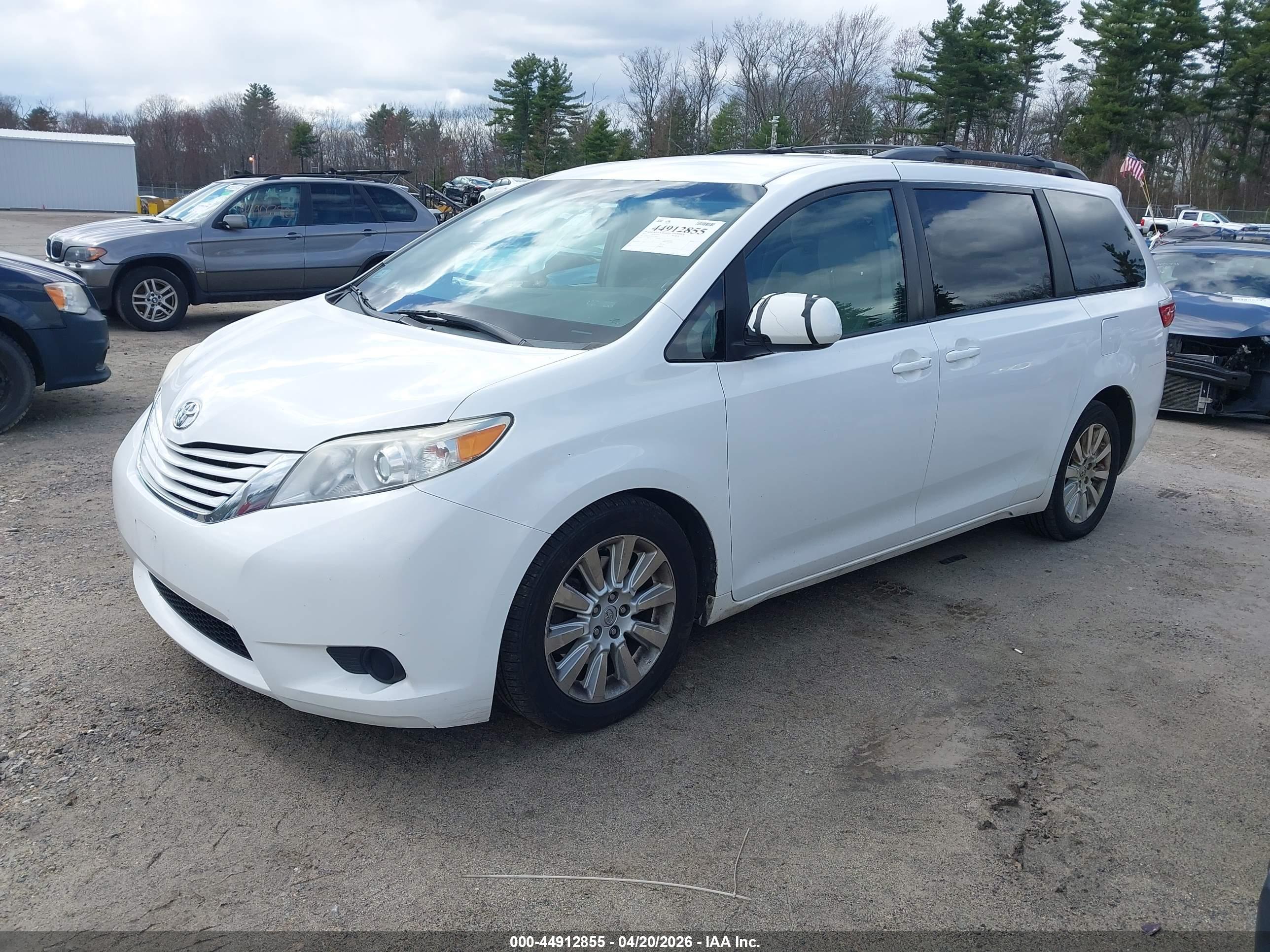TOYOTA SIENNA image 2
