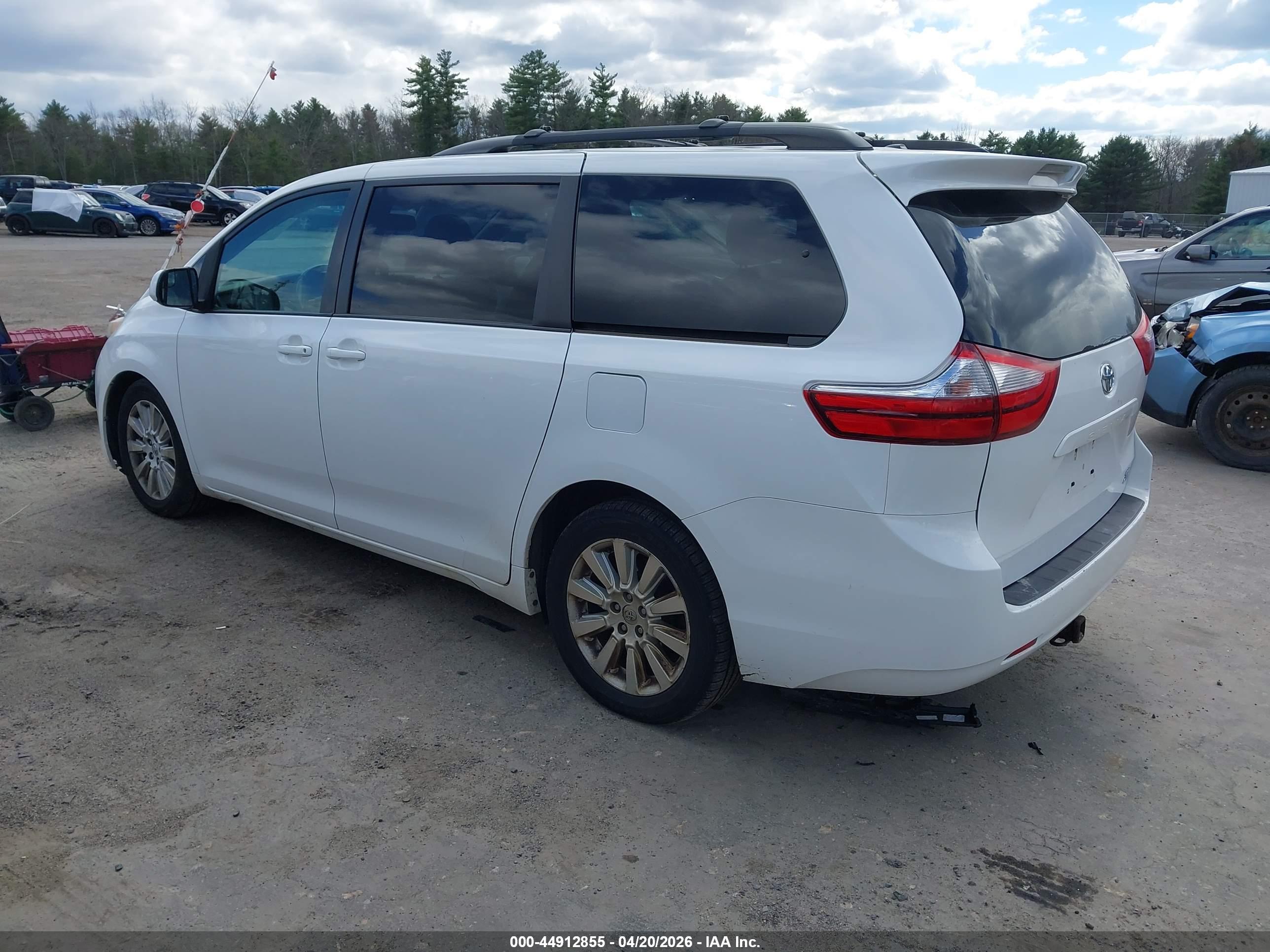 TOYOTA SIENNA image 3