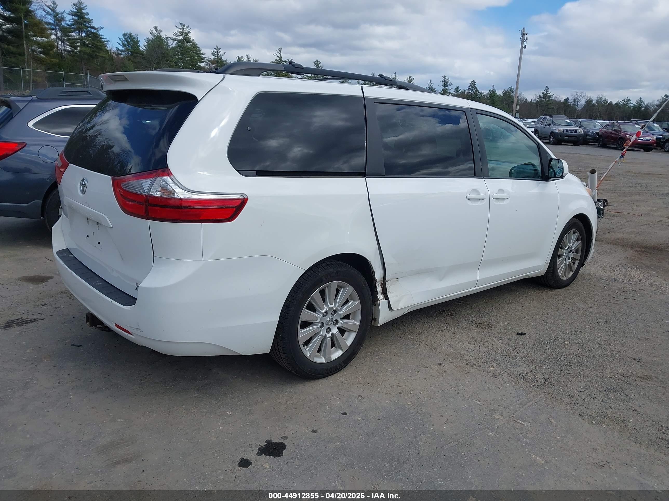 TOYOTA SIENNA image 4