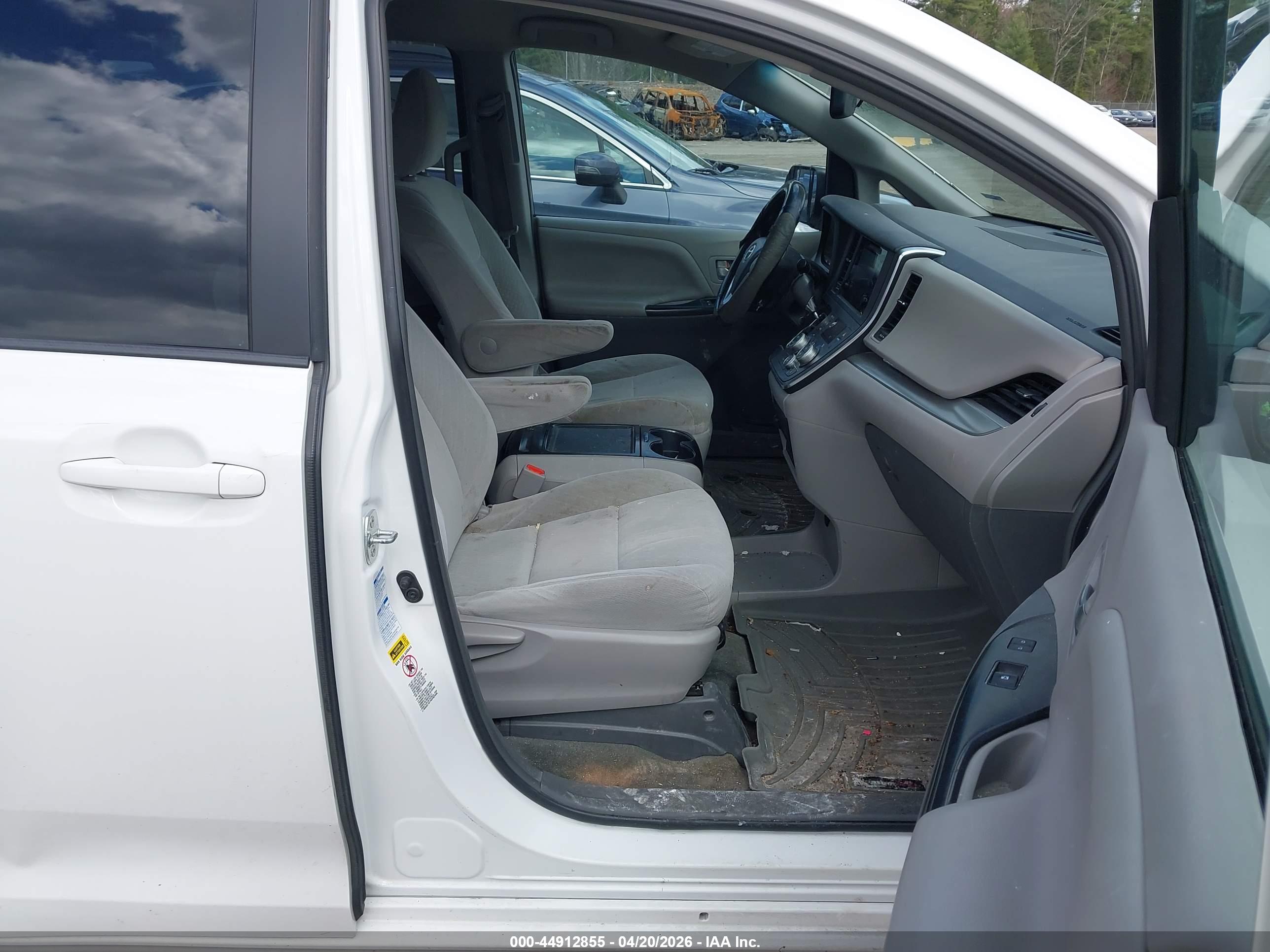 TOYOTA SIENNA image 5