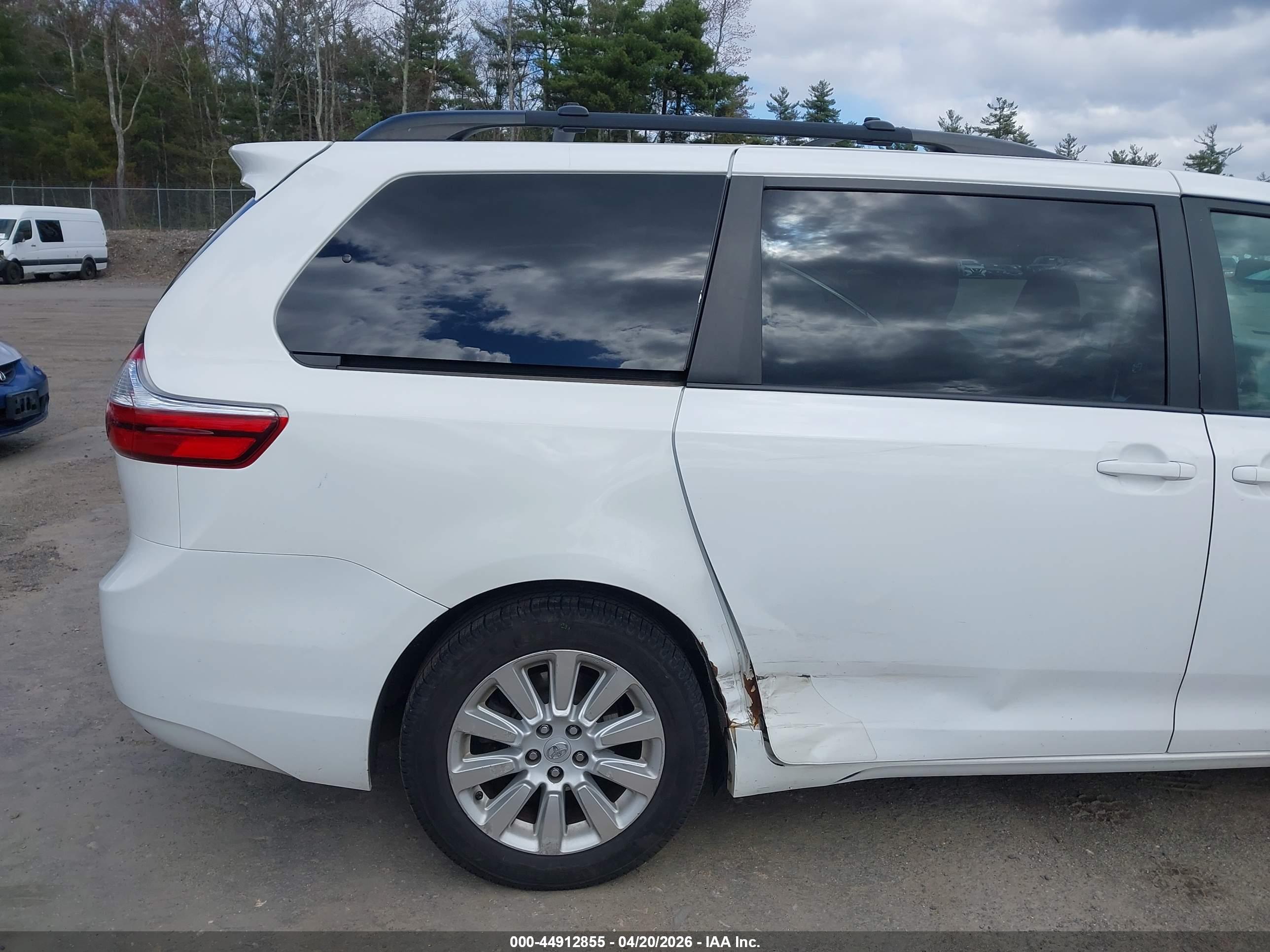 TOYOTA SIENNA image 6
