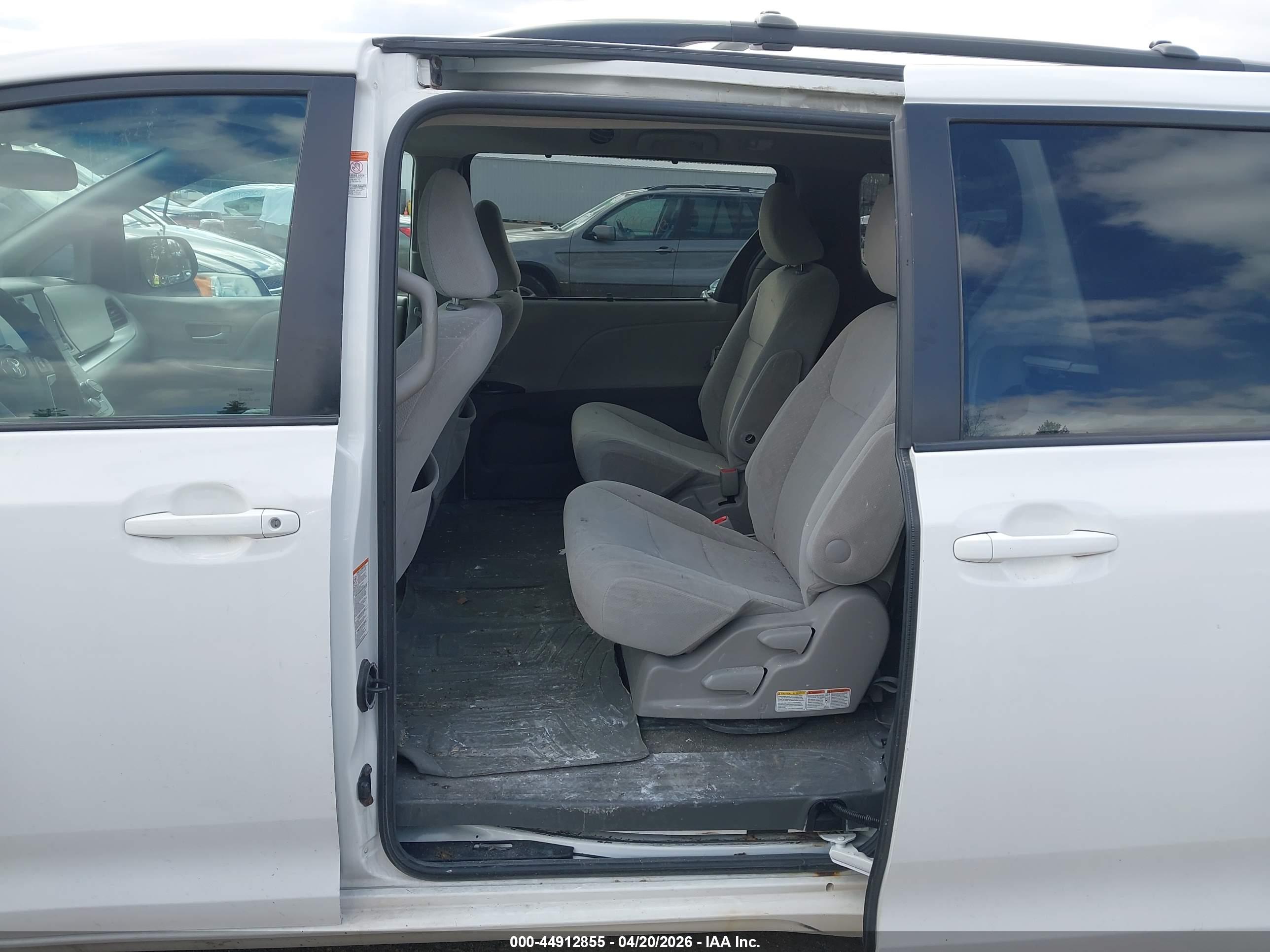 TOYOTA SIENNA image 8