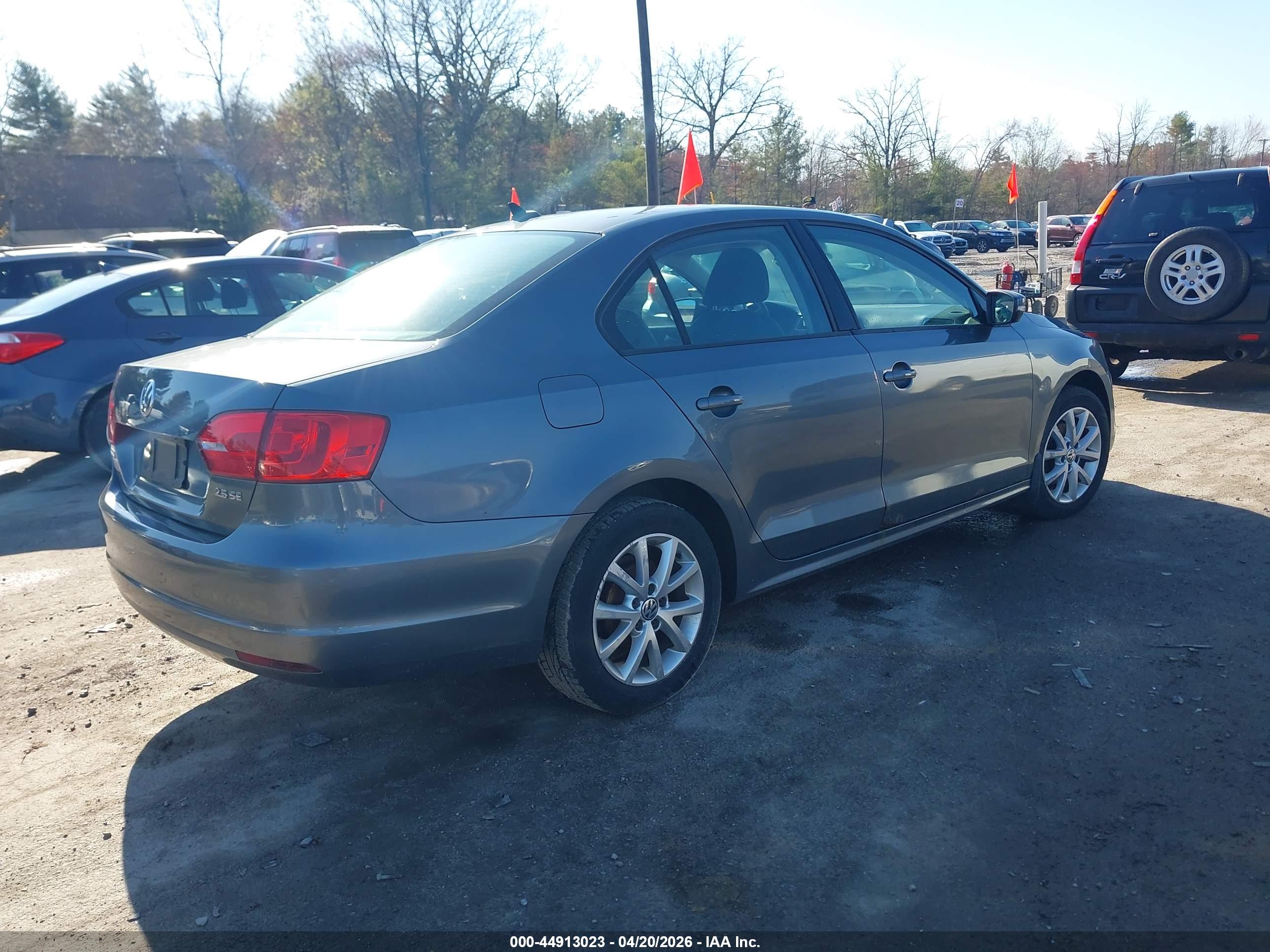 VOLKSWAGEN JETTA image 4