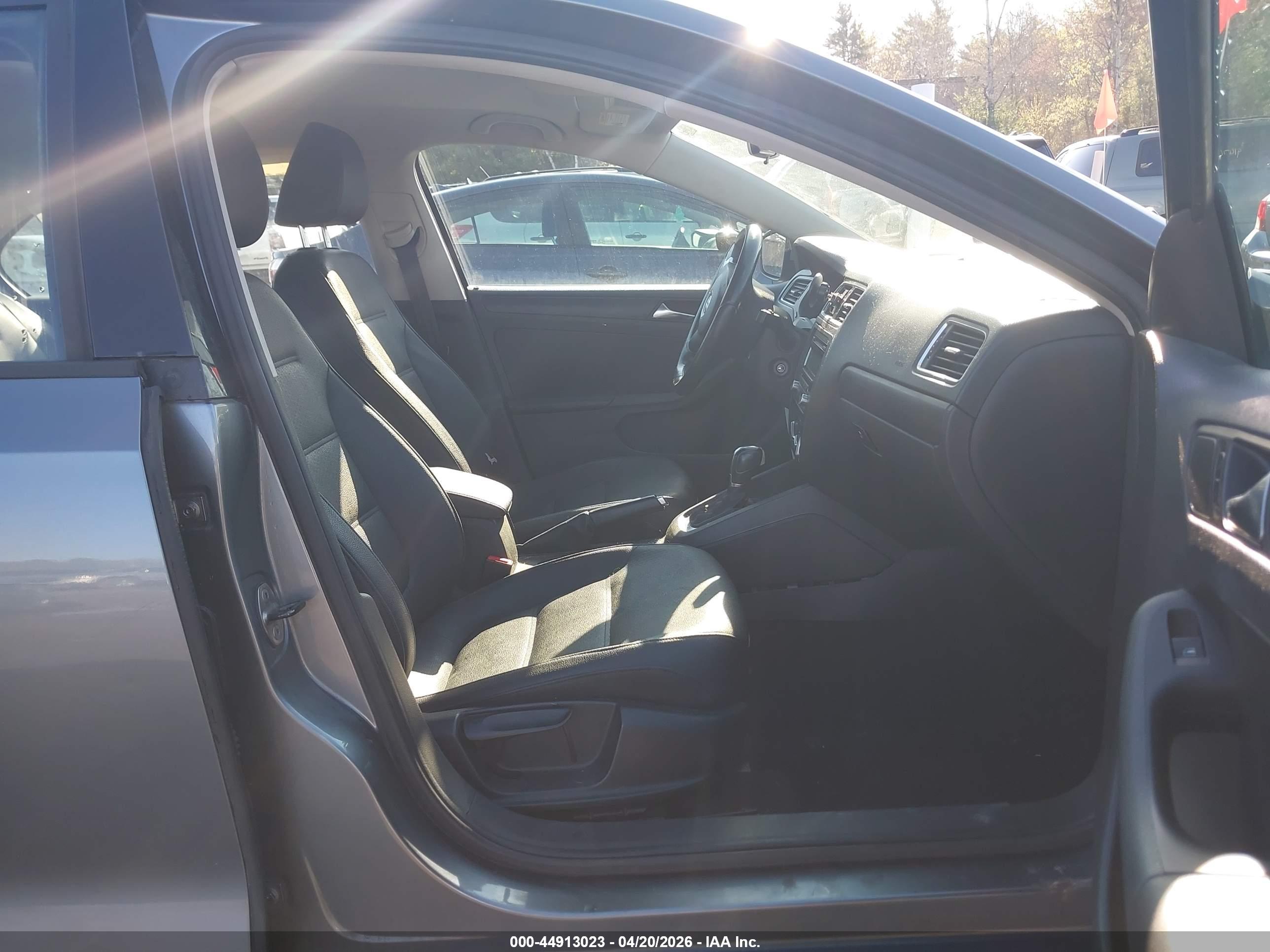 VOLKSWAGEN JETTA image 5